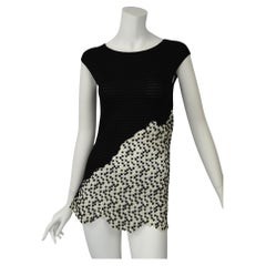 Mini Vestido Blanco y Negro Chanel  Talla US 4  Pieza de pasarela de punto texturizado