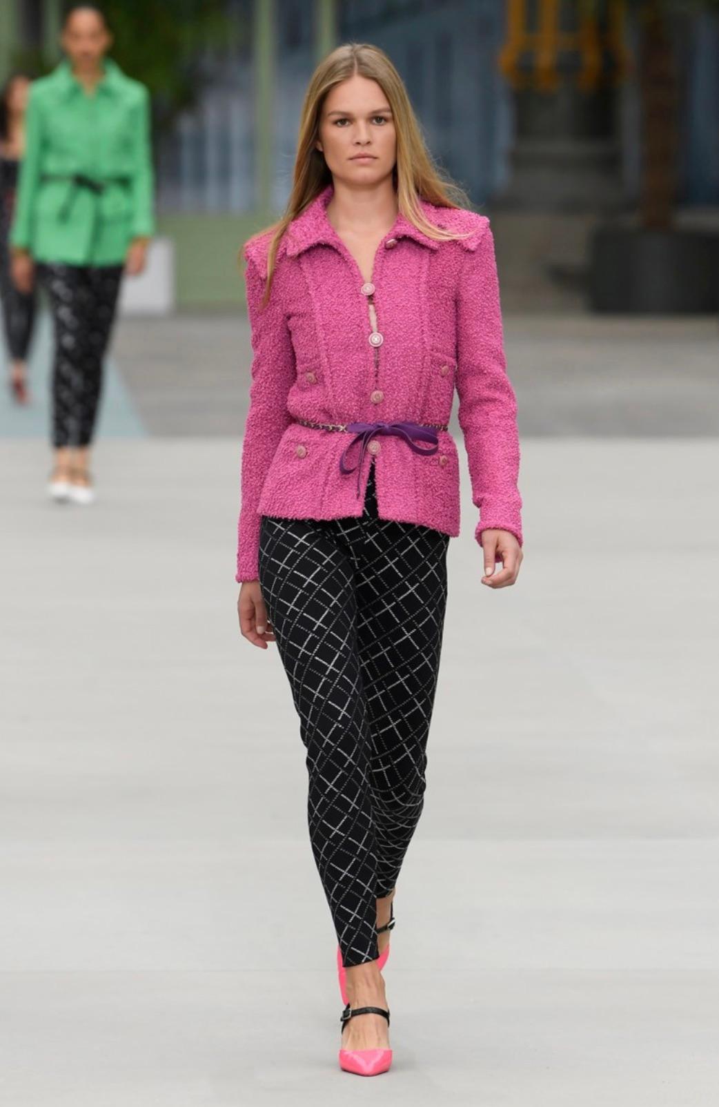 Die Chanel Black & White Neoprene Reflective Pants aus der 2020 Cruise Collection sind eine auffällige Verschmelzung von moderner Sportbekleidung und High Fashion. Die aus strapazierfähigem Neopren gefertigte Hose im Leggings-Stil verfügt über ein