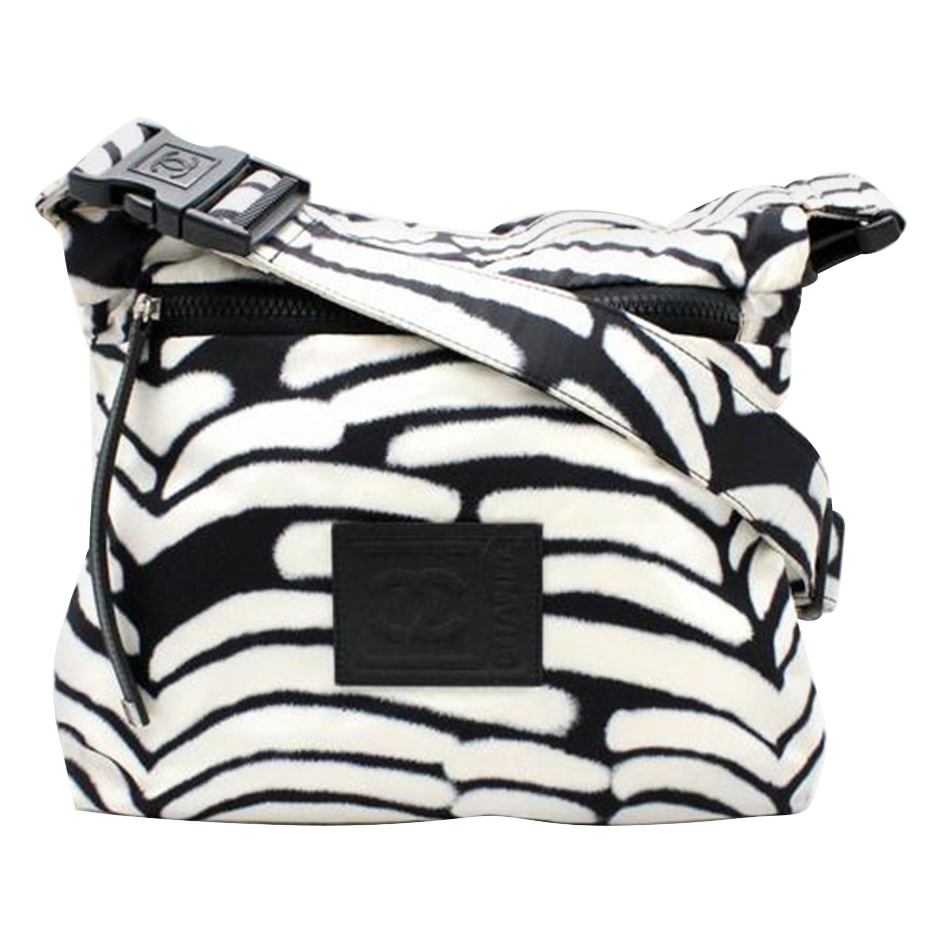 Chanel Vintage Bolsa de cintura cruzada en blanco y negro

Fabricado en Italia