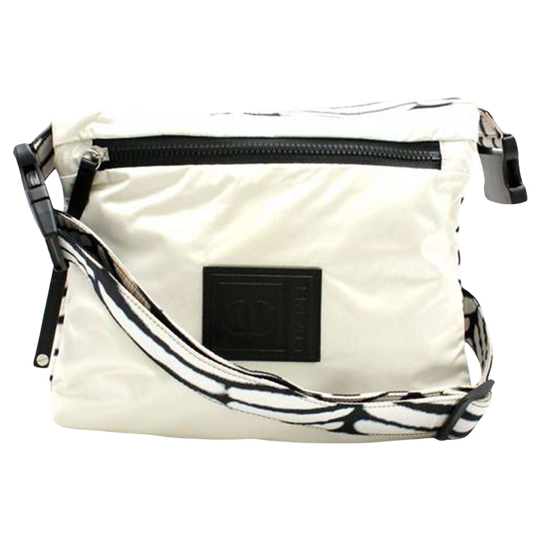 Chanel Negro Blanco Nylon Cross Body Messenger Bag en venta