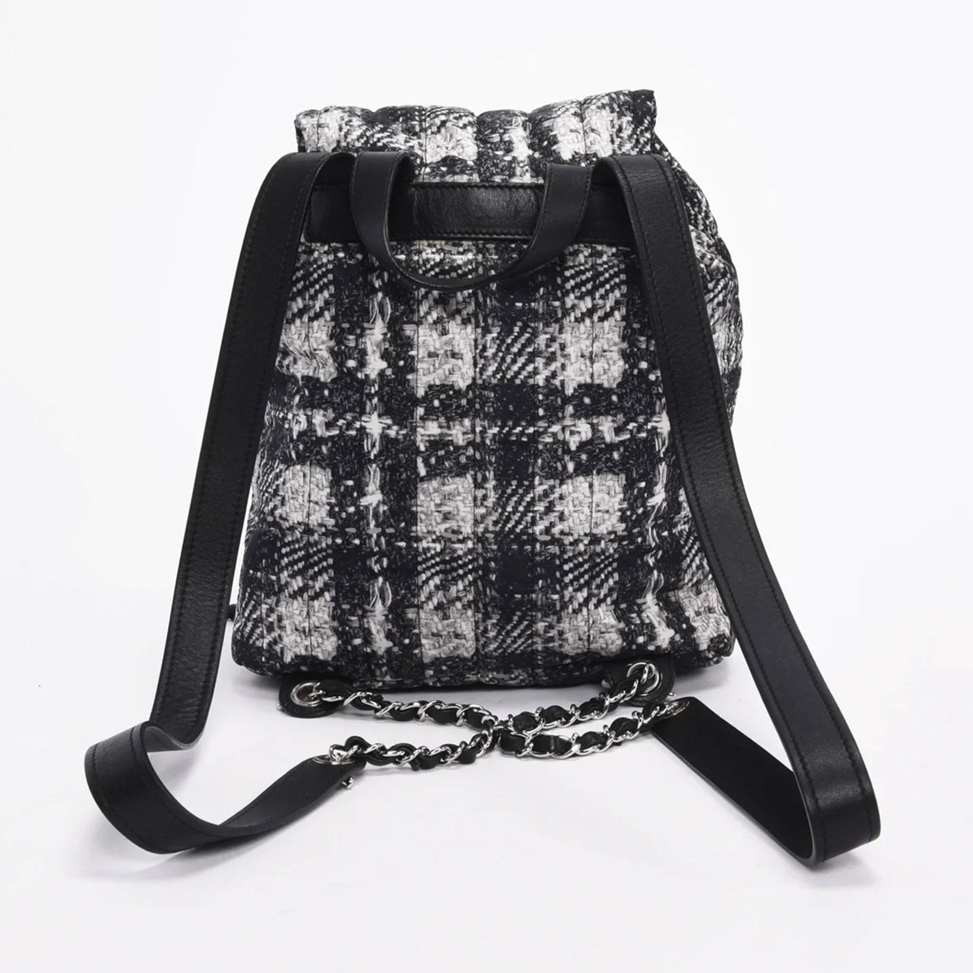 Nero Chanel Zaino medio Duma stampato in finto tweed di nylon bianco e nero in vendita