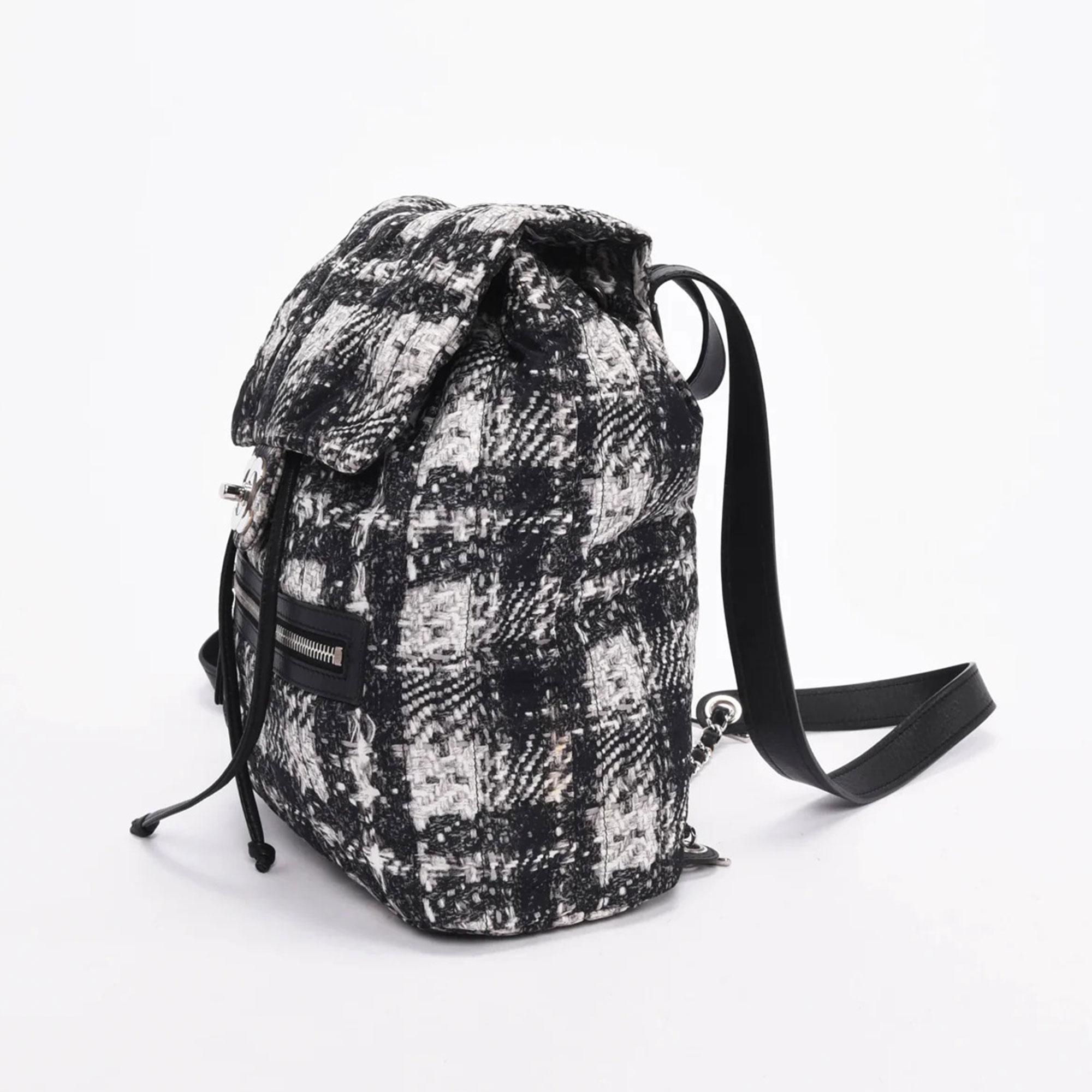 Chanel Zaino medio Duma stampato in finto tweed di nylon bianco e nero In condizioni buone in vendita a Miami, FL