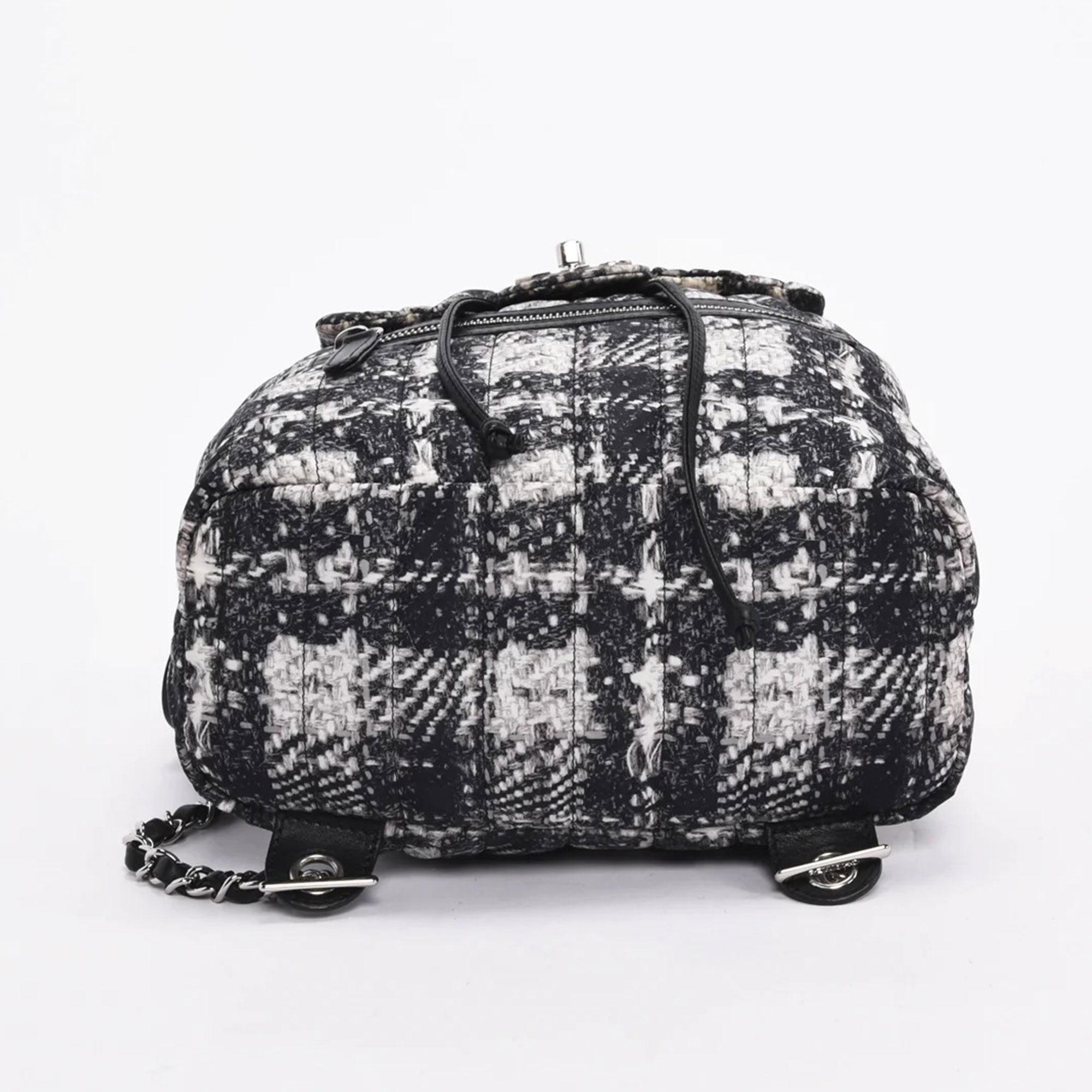da uomo o donna Chanel Zaino medio Duma stampato in finto tweed di nylon bianco e nero in vendita