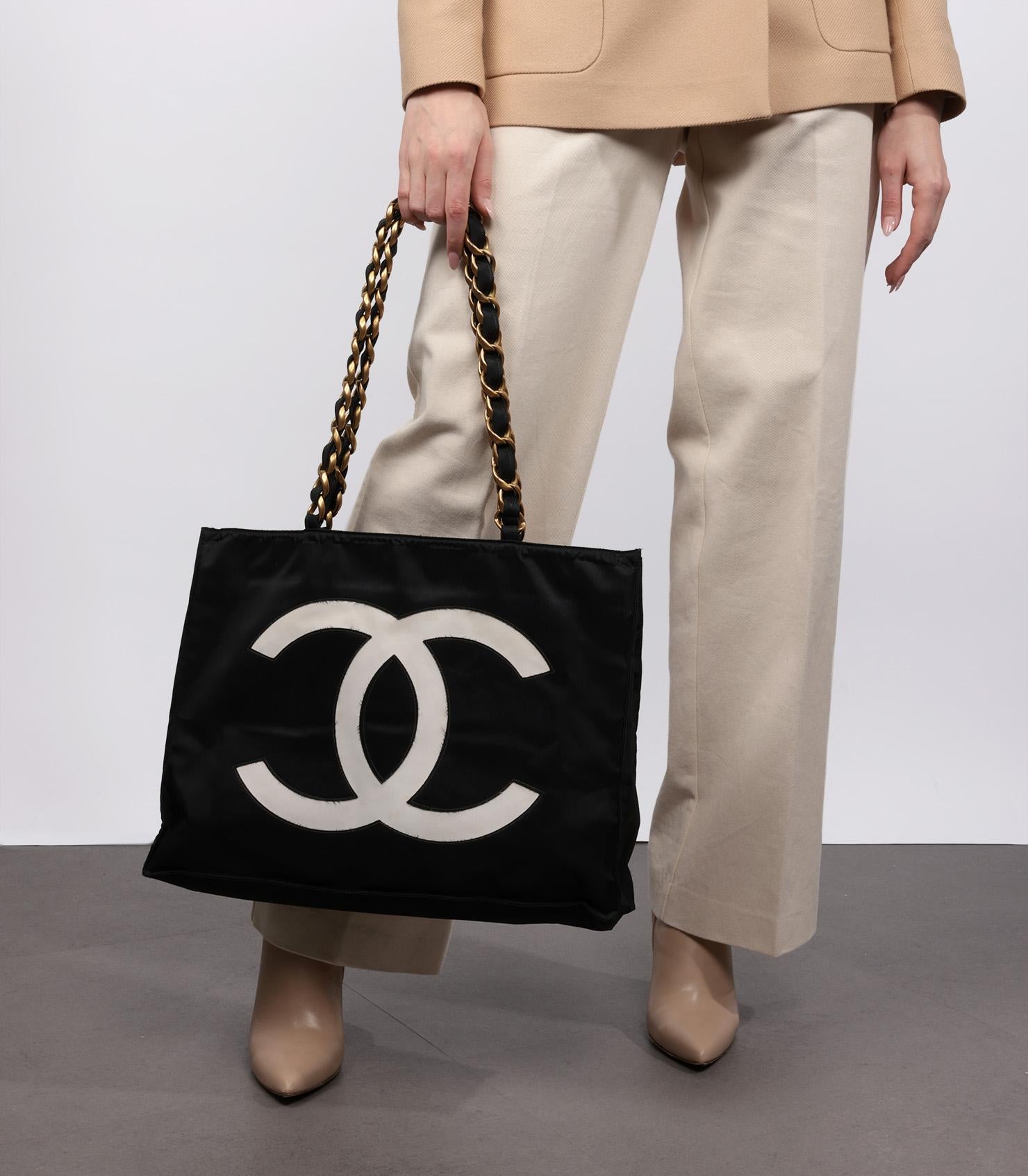 Chanel Noir et blanc Nylon Vintage Large Timeless Shoulder Tote en vente 6
