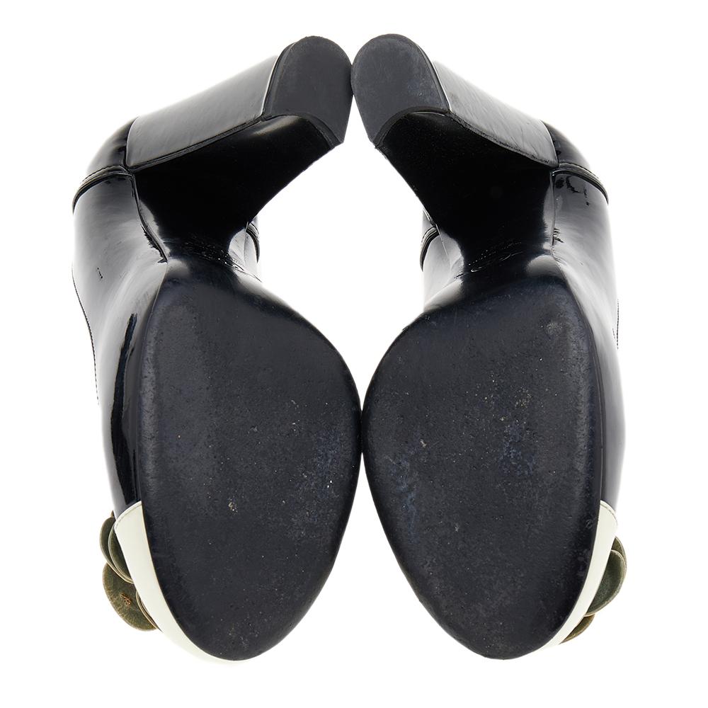 Chanel Black/White Patent Leather Camellia Cap Toe Block Heel Pumps Size 39.5 In Good Condition In Dubai, Al Qouz 2