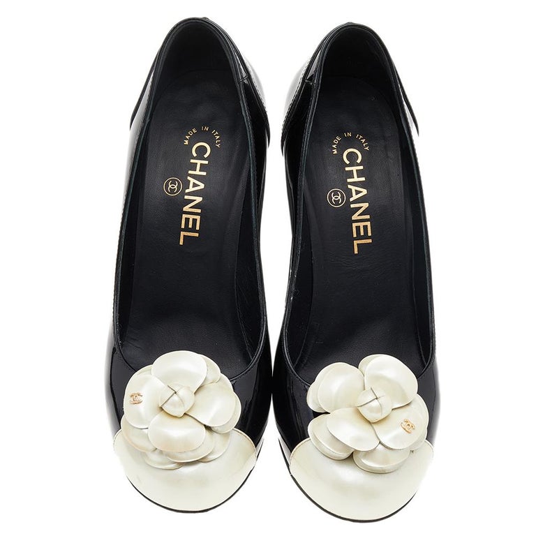 Chanel Black/White Tweed Fabric Camellia Pumps Size 9/39.5 - Yoogi's Closet