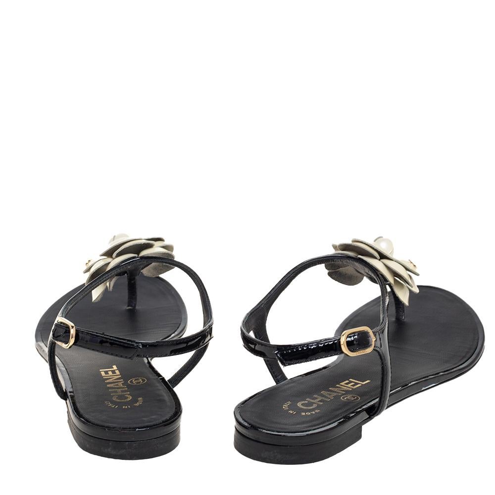 Chanel Black/White Patent Leather CC Camellia Flat Thong Sandals Size 36.5 In Good Condition In Dubai, Al Qouz 2