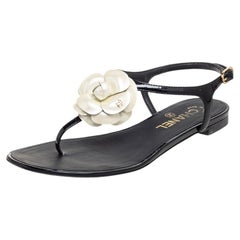 Chanel Schwarz/Weiß Lackleder CC Kamelie flache Zehensandalen Größe 36,5