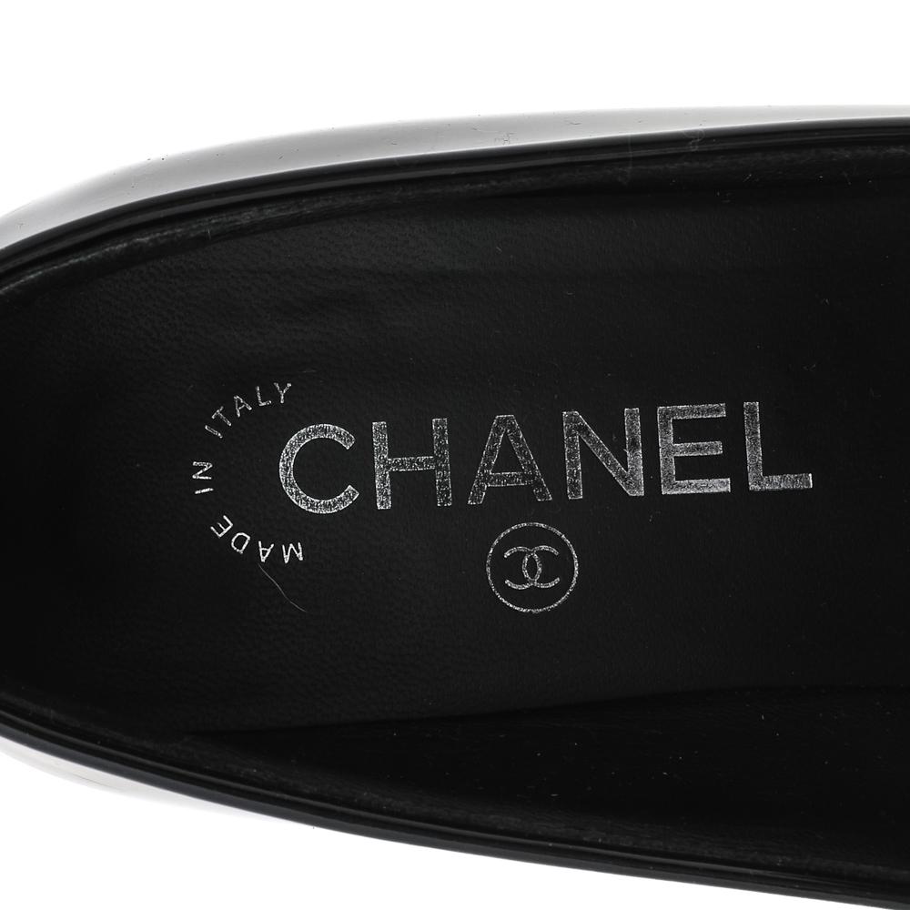 Chanel Black/White Patent Leather CC Chain Link Slip On Loafers Size 39 In Good Condition In Dubai, Al Qouz 2