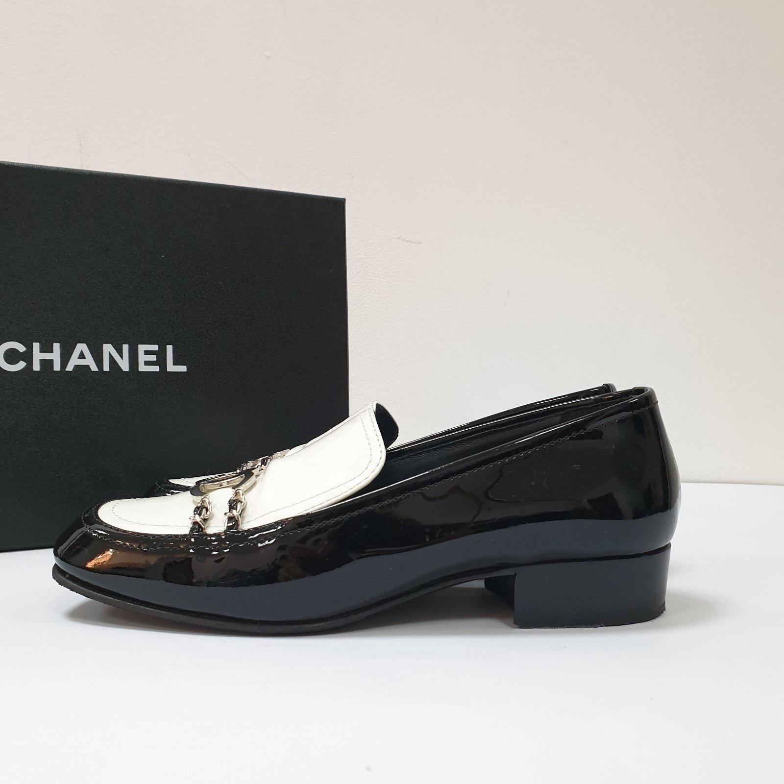 Chanel Black White Patent Leather CC Chain Link Slip On Loafers Sz.37 Bon état - En vente à Krakow, PL