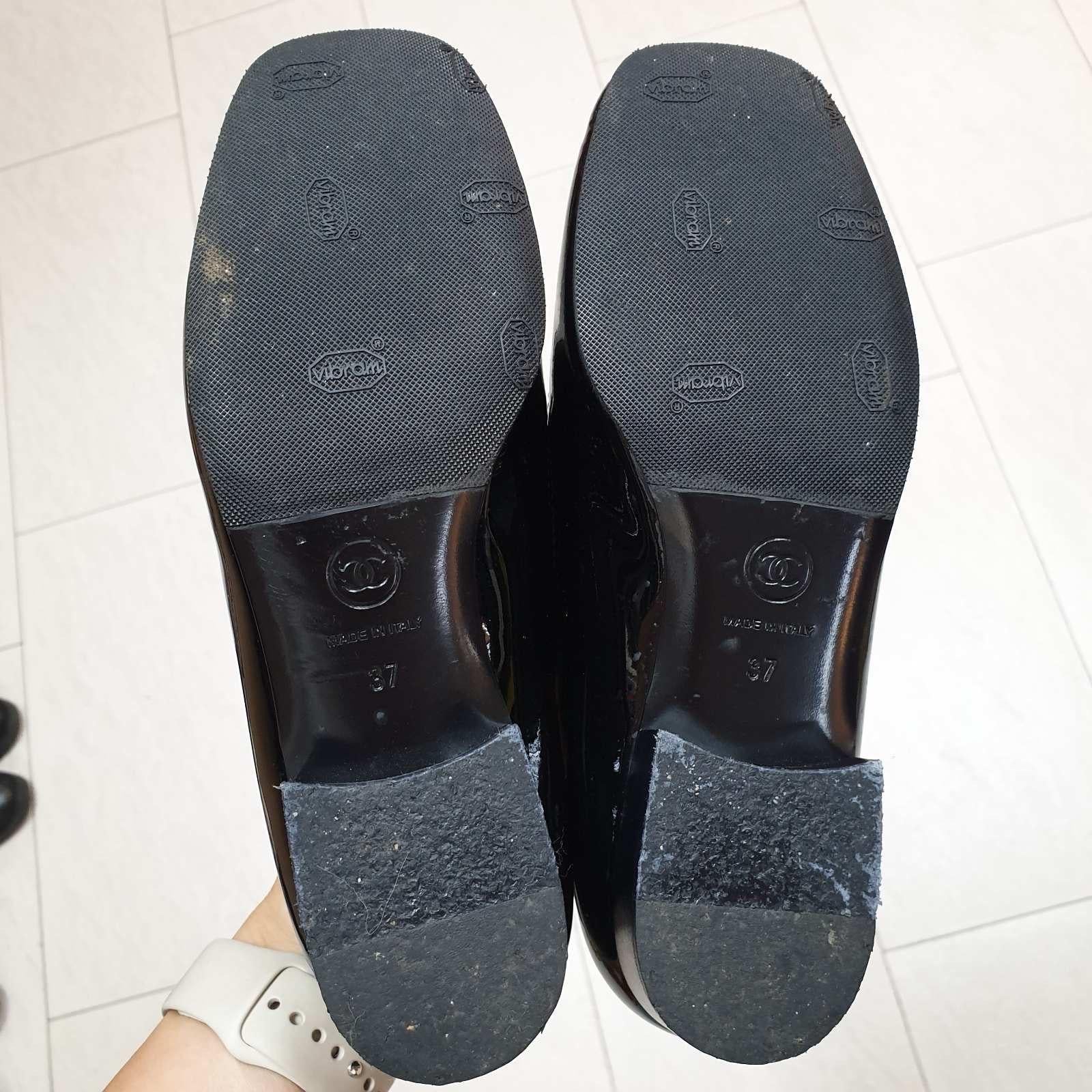 Chanel Black White Patent Leather CC Chain Link Slip On Loafers Sz.37 en vente 1