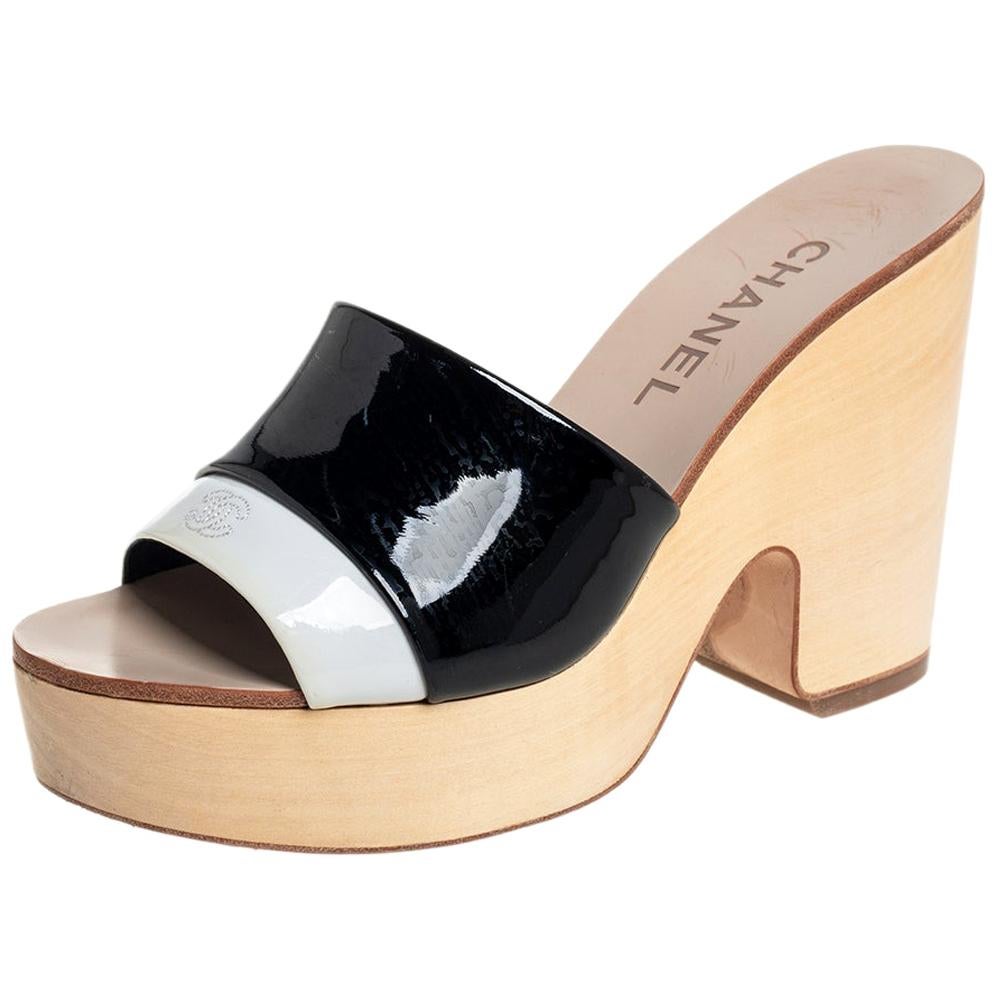 Chanel Schwarz/Weiß Lackleder Plateau Slide Sandalen Größe 37