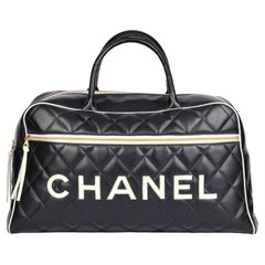 CHANEL Schwarz-weiße gesteppte Vintage Sports Line Boston Tasche aus Lammfell