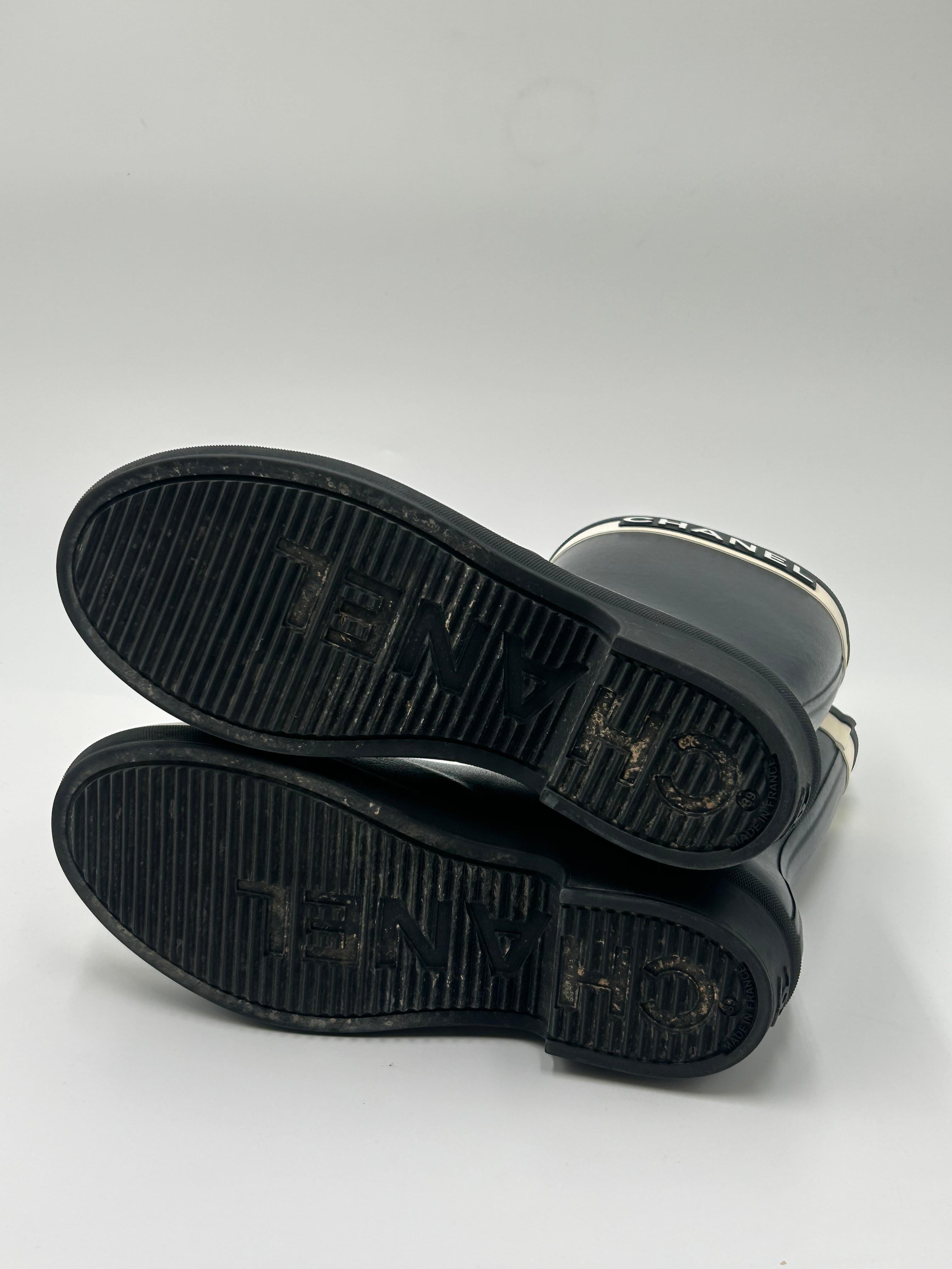 Chanel Stivali da pioggia bianchi e neri misura 39/8.5 in vendita 5