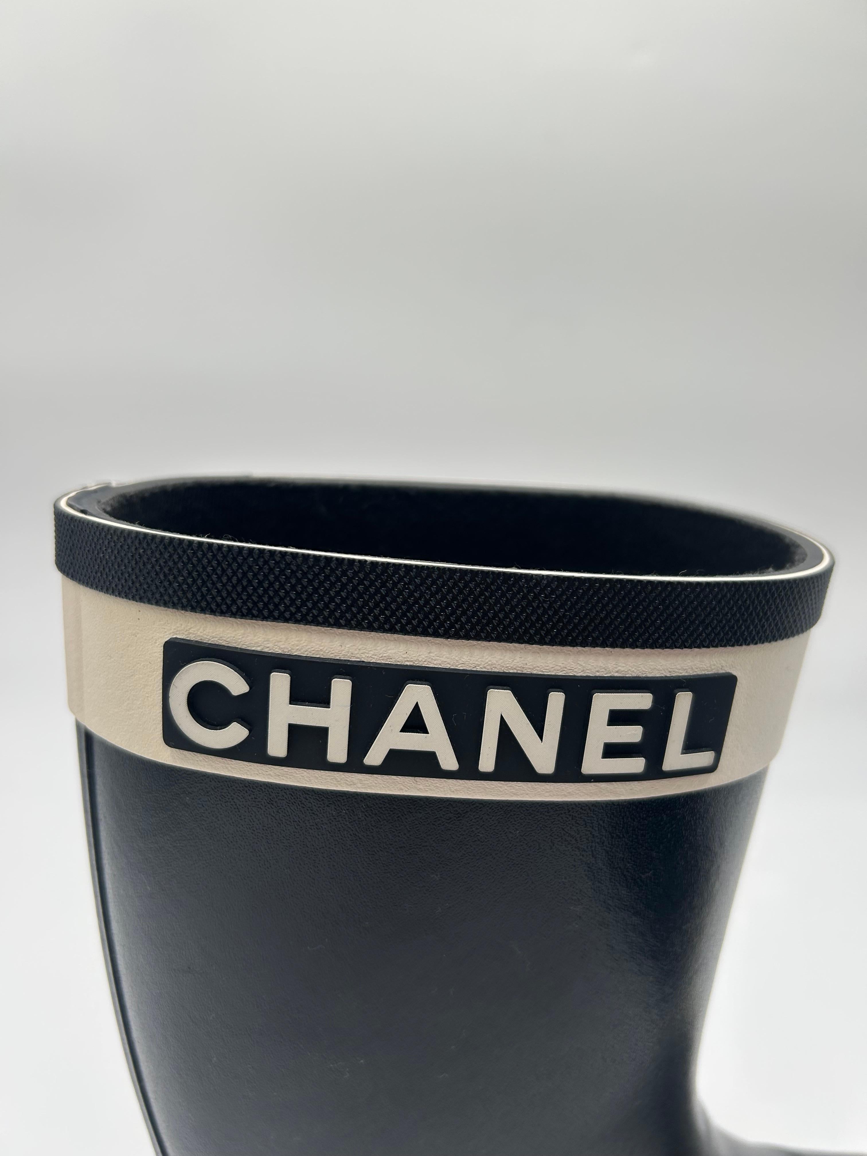 Chanel Stivali da pioggia bianchi e neri misura 39/8.5 in vendita 7