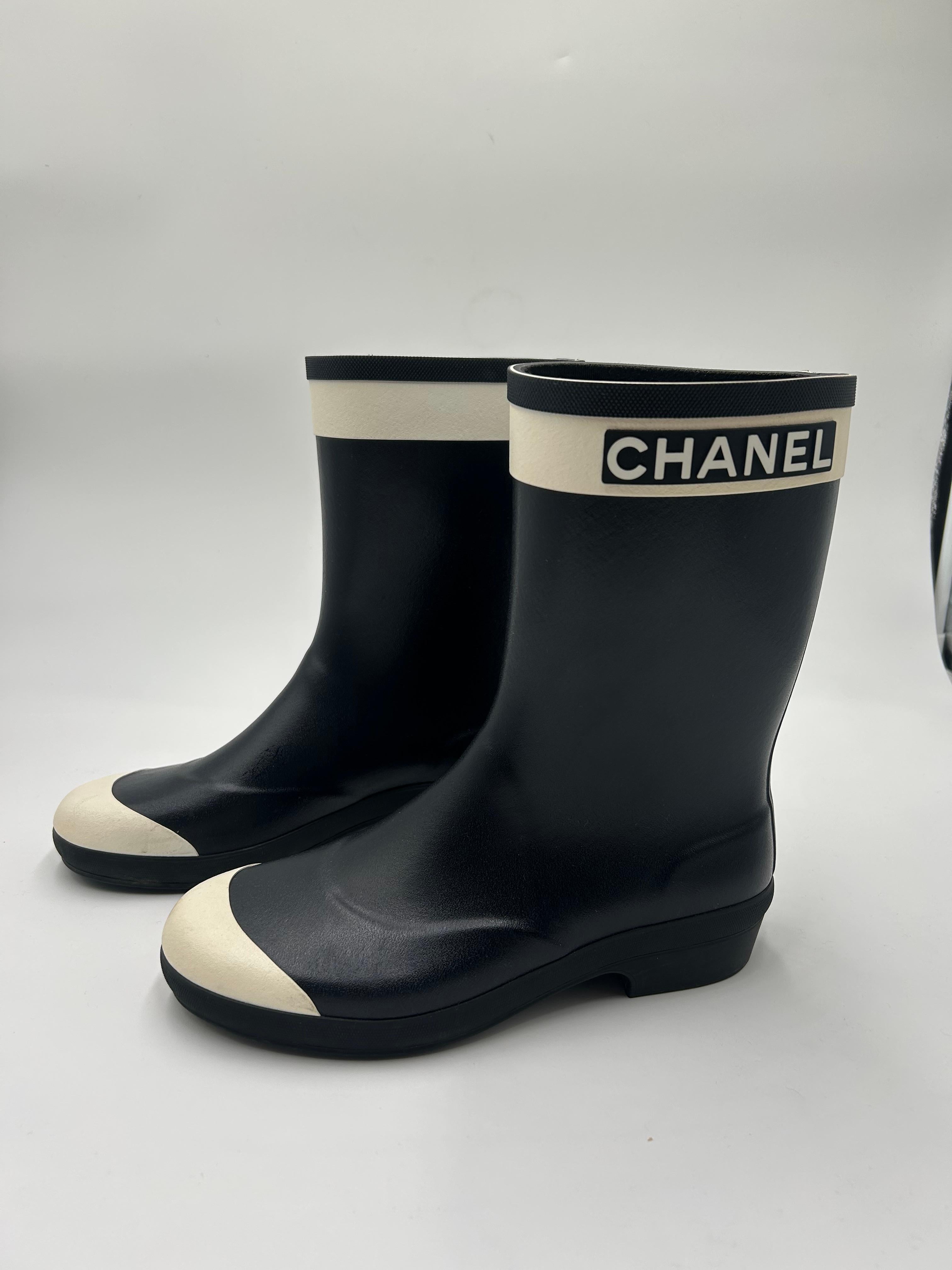 Chanel Stivali da pioggia bianchi e neri misura 39/8,5. Bellissimi stivali da pioggia usati pochissimo, il bianco e il nero sono iconici ed eleveranno qualsiasi tuo outfit. L'interno della scarpa è foderato in tessuto e rende la scarpa comoda e