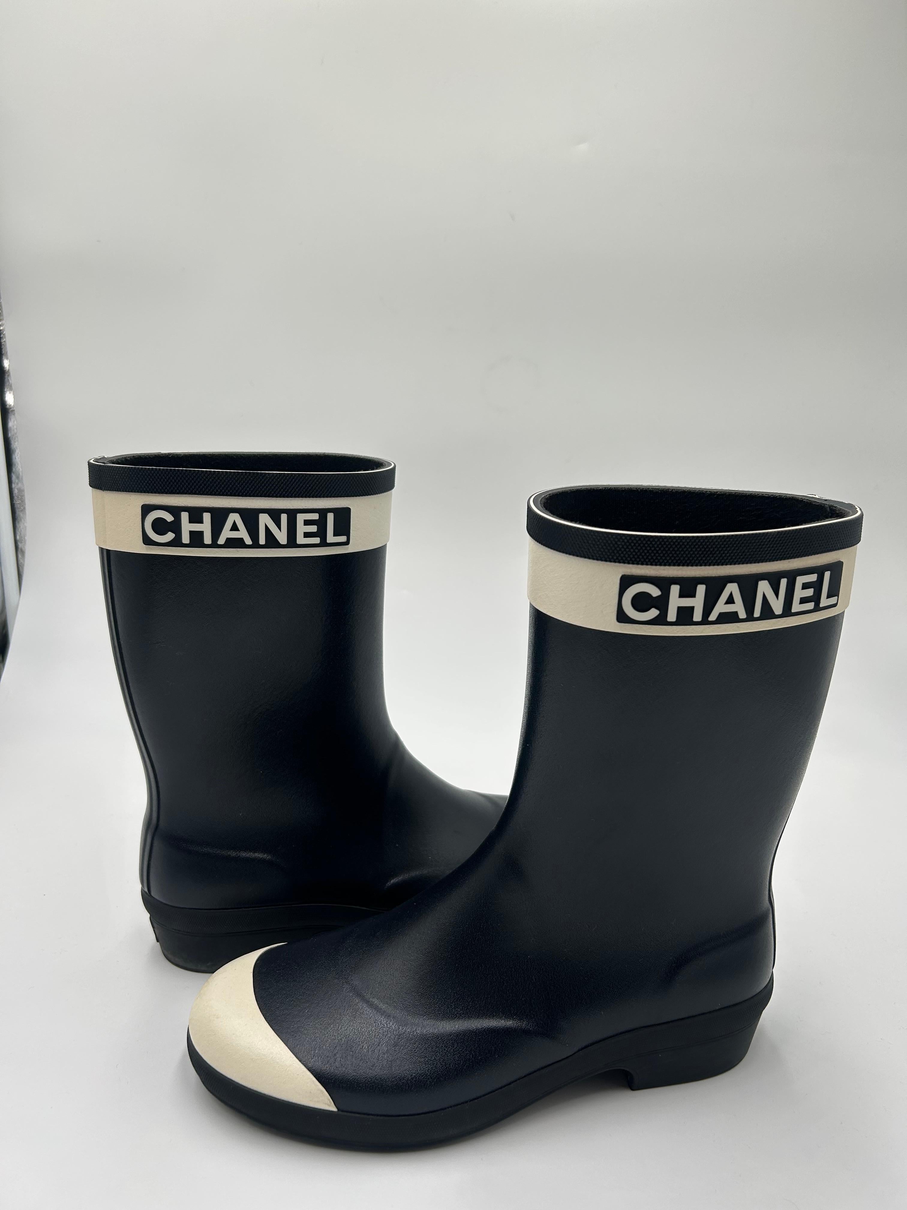 Nero Chanel Stivali da pioggia bianchi e neri misura 39/8.5 in vendita