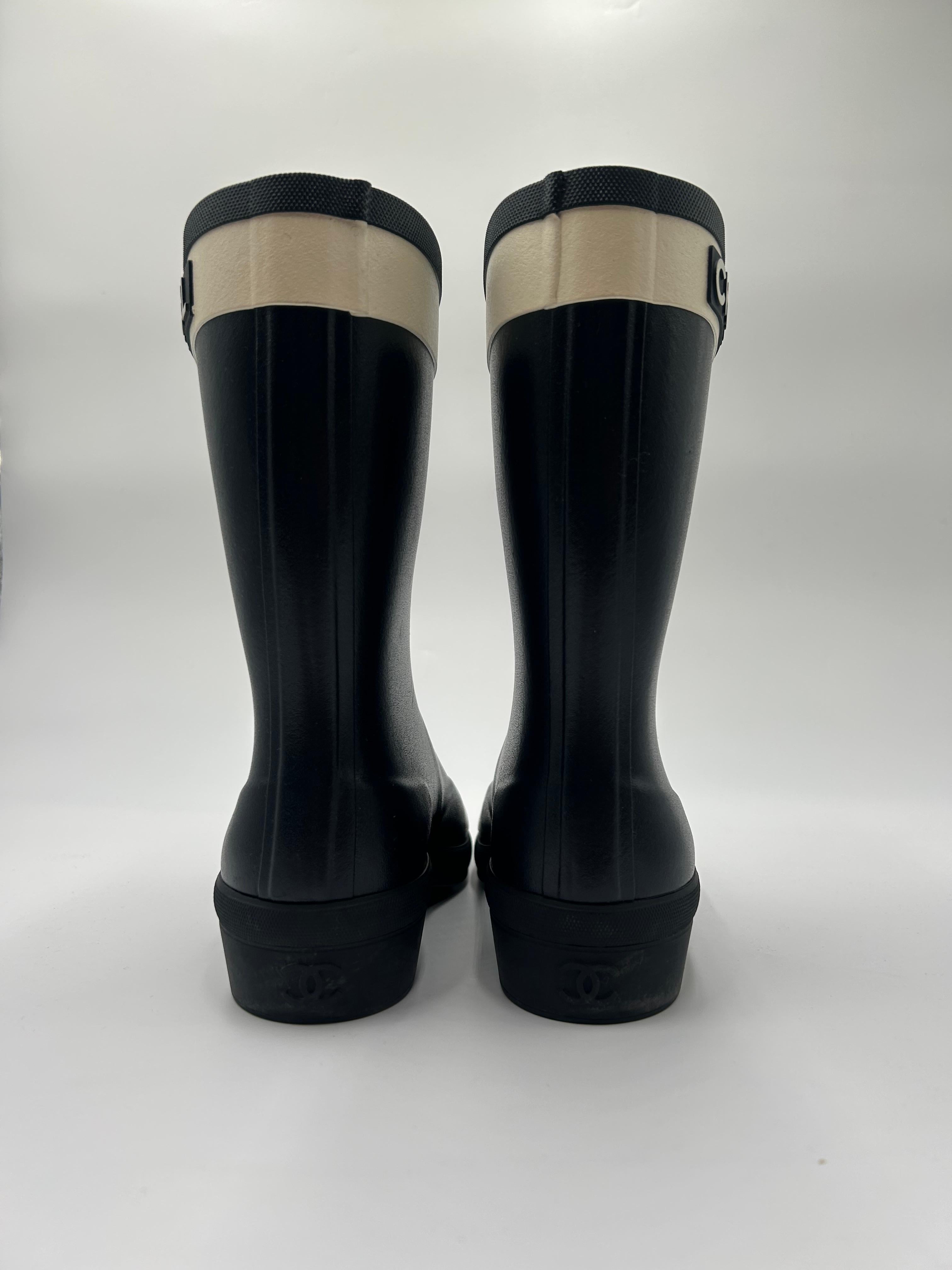 Chanel Stivali da pioggia bianchi e neri misura 39/8.5 In condizioni buone in vendita a Palm Beach, FL