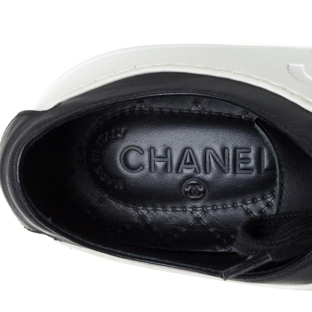 Chanel Black/White Rubber and Leather CC Low Top Sneakers Size 40 In Good Condition In Dubai, Al Qouz 2