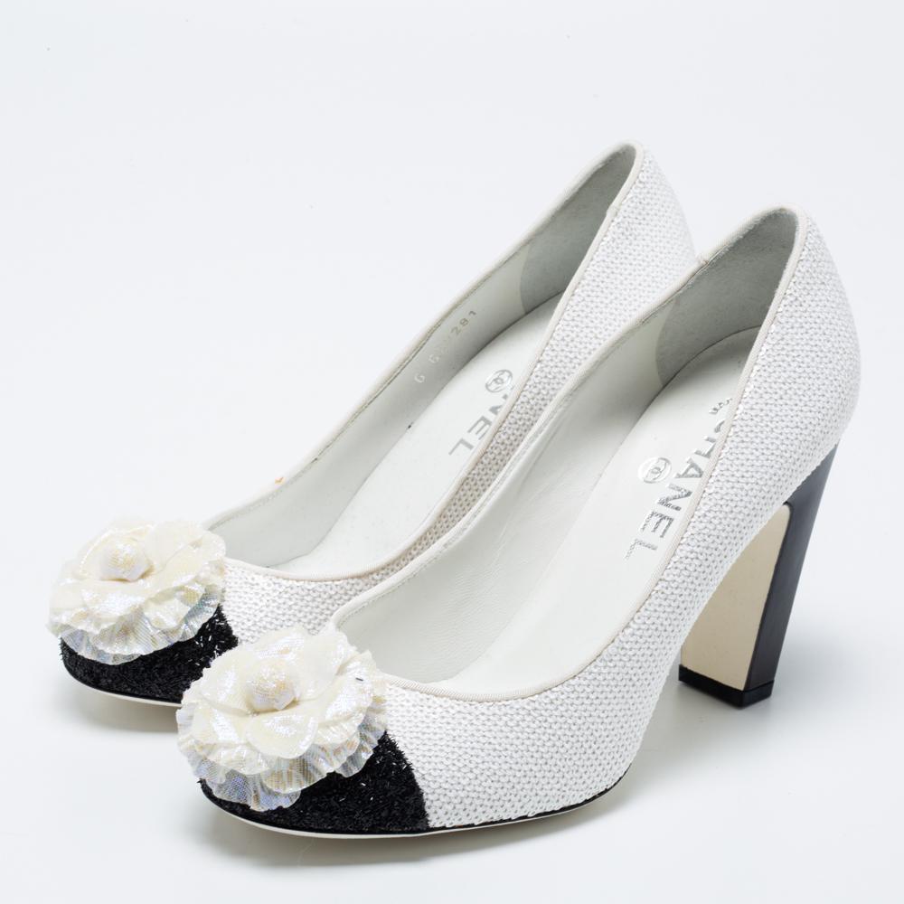 Chanel Black/White Sequins Escarpins Camellia CC Pumps Size 38.5 In Excellent Condition In Dubai, Al Qouz 2