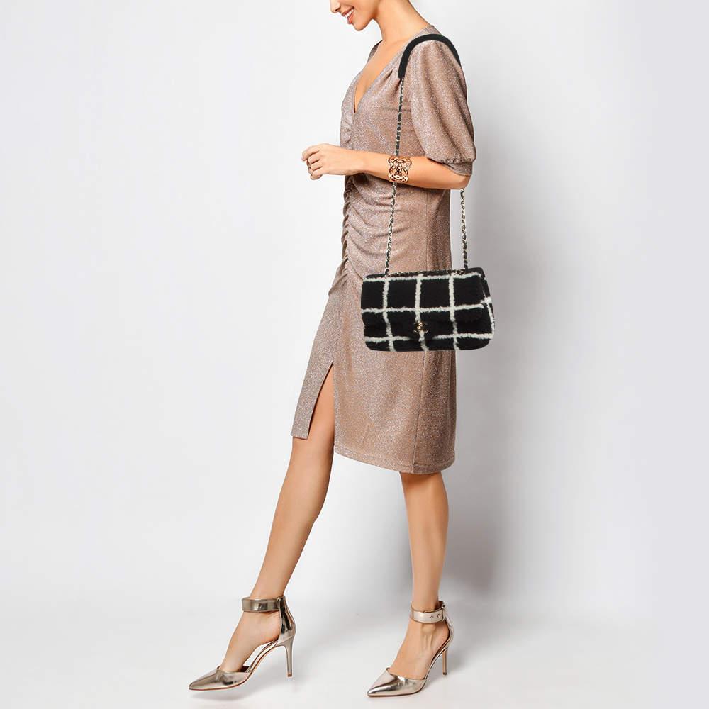 Designer bags are ideal companions for ample occasions! Here we have a fashion-meets-functionality piece crafted with precision. It has been equipped with a well-sized interior that can easily fit all your essentials.