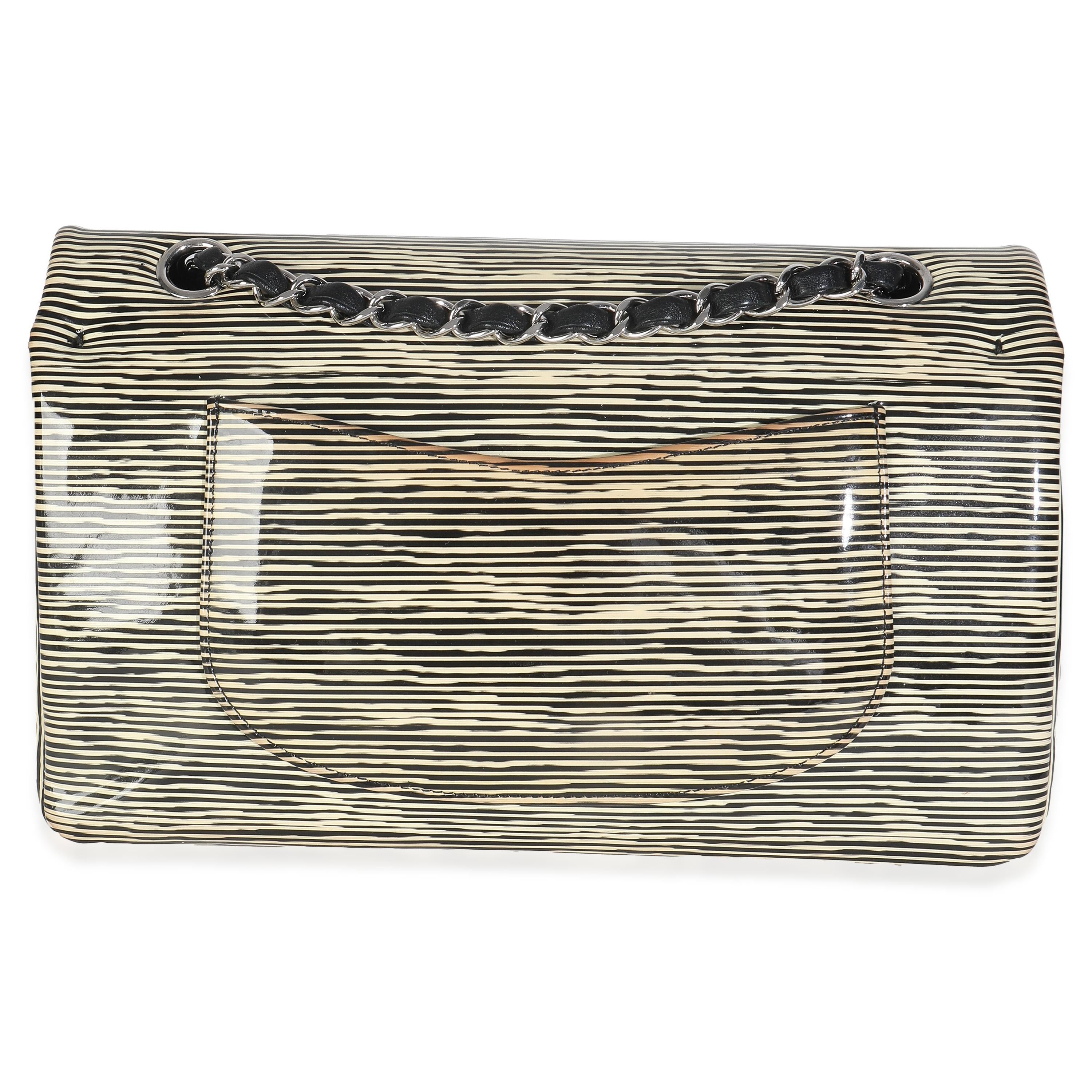 Titre du listing : Chanel Black White Striped Patent Medium Classic Double Flap Bag (Sac à double rabat classique)
SKU : 148490
MSRP : 11300.00 USD
Condit : Usagé 
Description de l'état : Un classique intemporel qui ne se démode jamais, le sac à