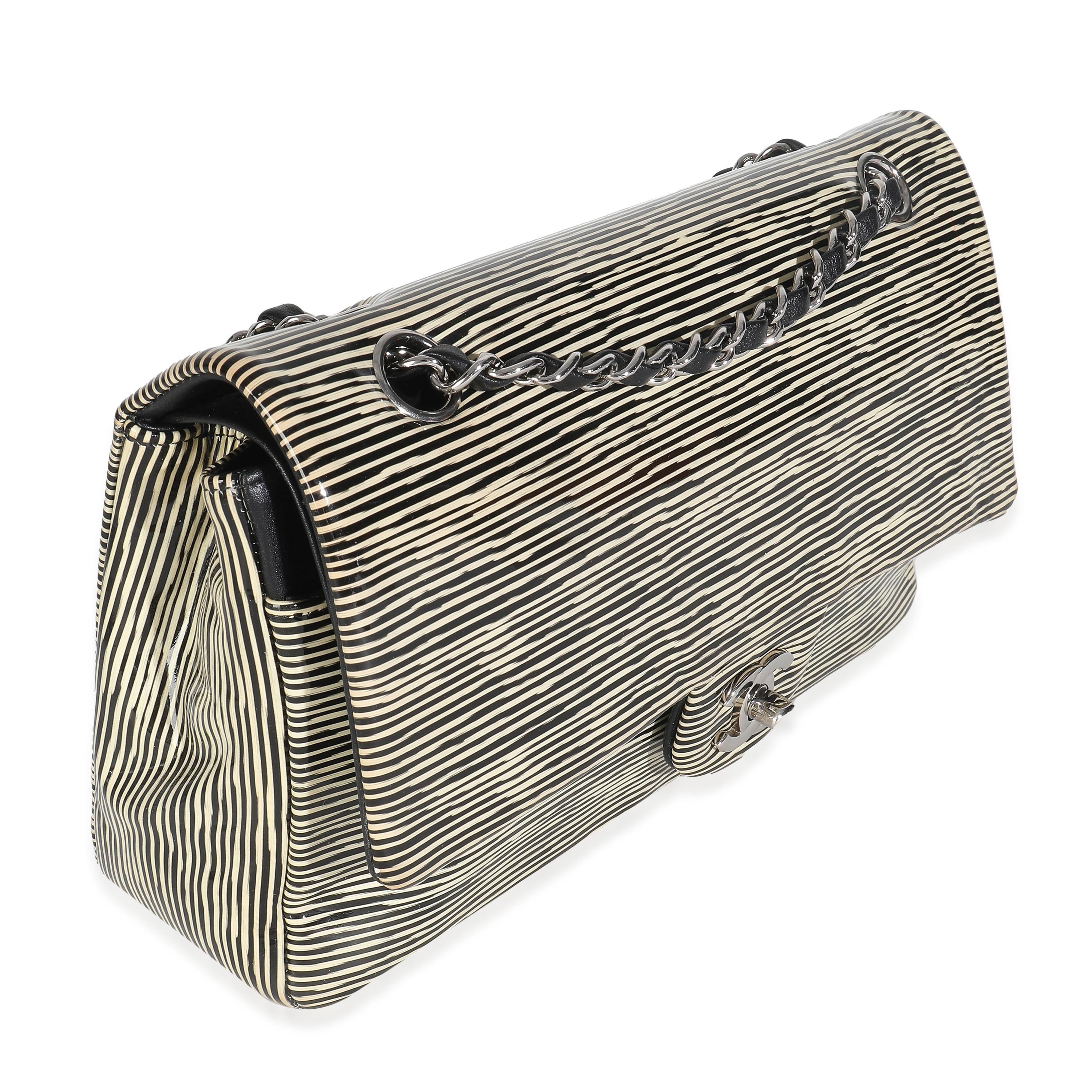 Beige Chanel - Sac à double rabat classique moyen en vernis rayé noir et blanc en vente