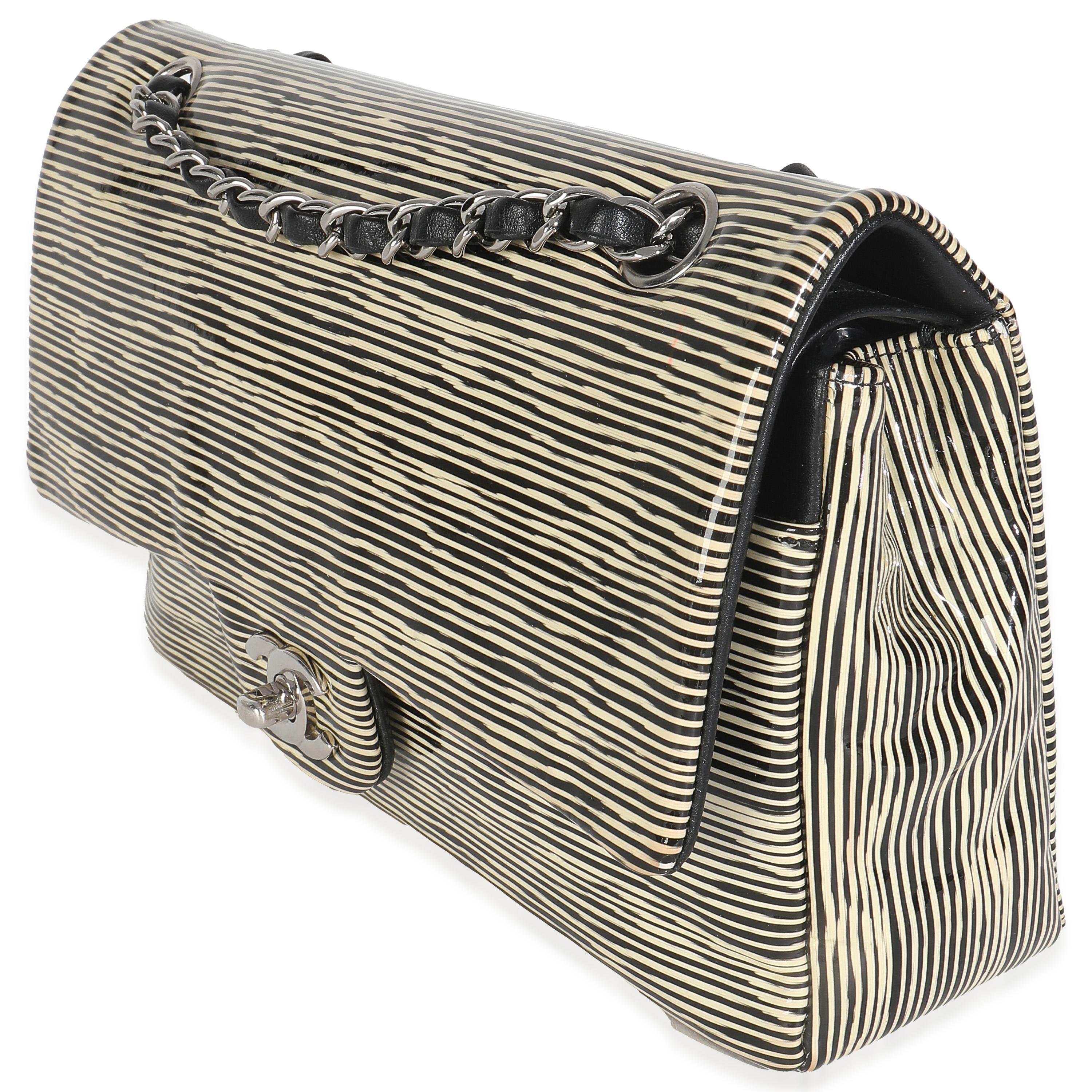 Chanel - Sac à double rabat classique moyen en vernis rayé noir et blanc Bon état - En vente à New York, NY