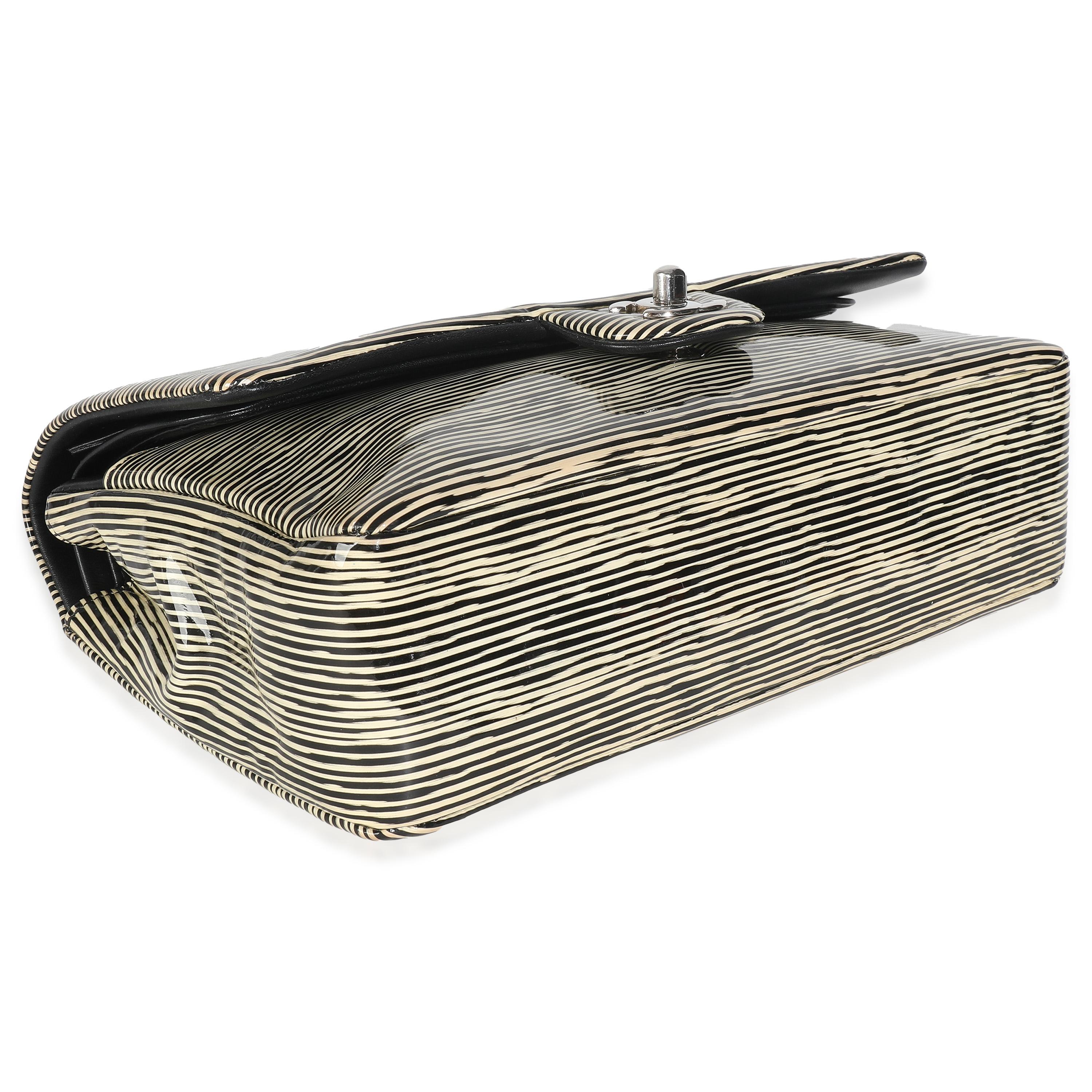 Chanel - Sac à double rabat classique moyen en vernis rayé noir et blanc Pour femmes en vente