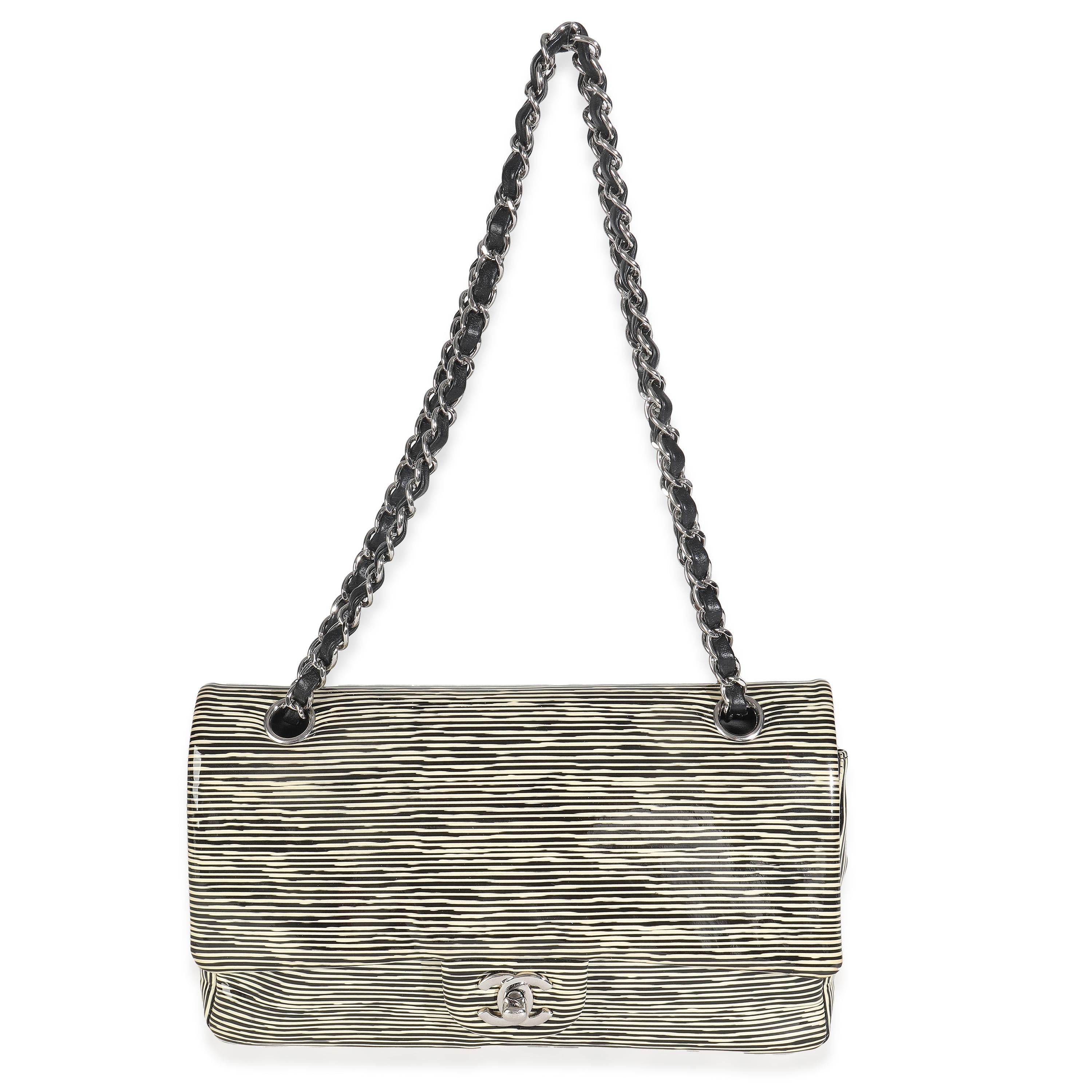 Chanel - Sac à double rabat classique moyen en vernis rayé noir et blanc en vente 1
