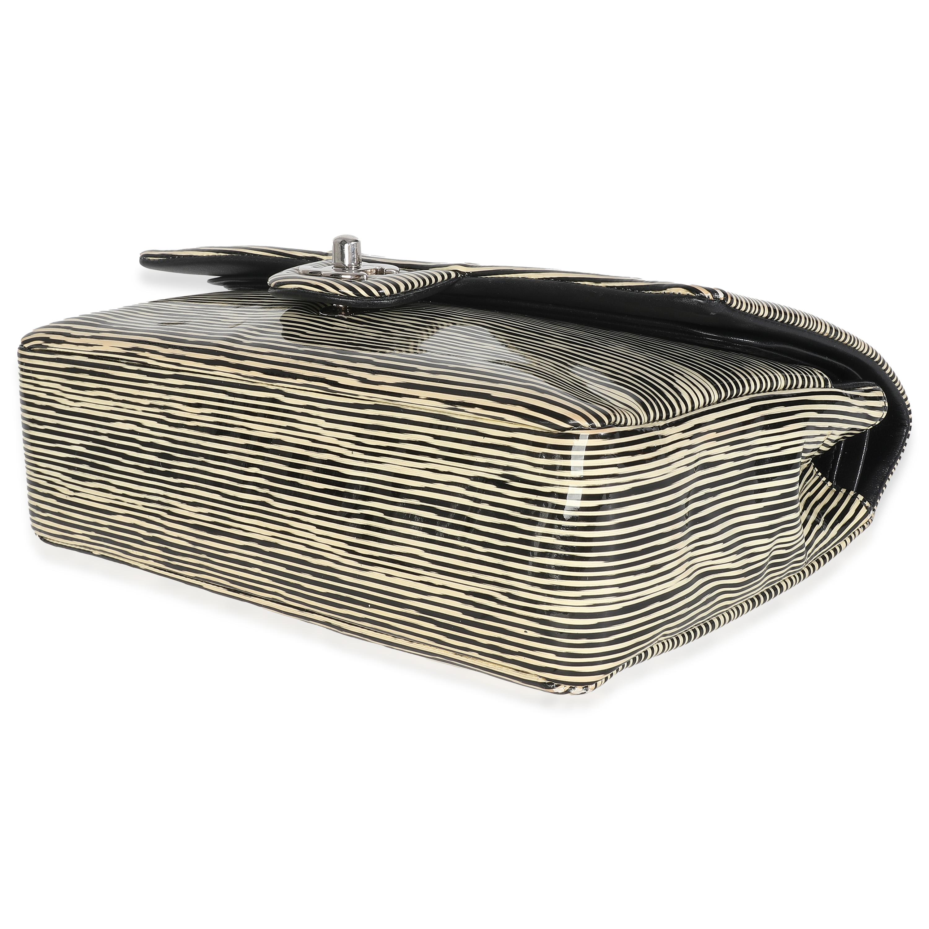 Chanel - Sac à double rabat classique moyen en vernis rayé noir et blanc en vente 2