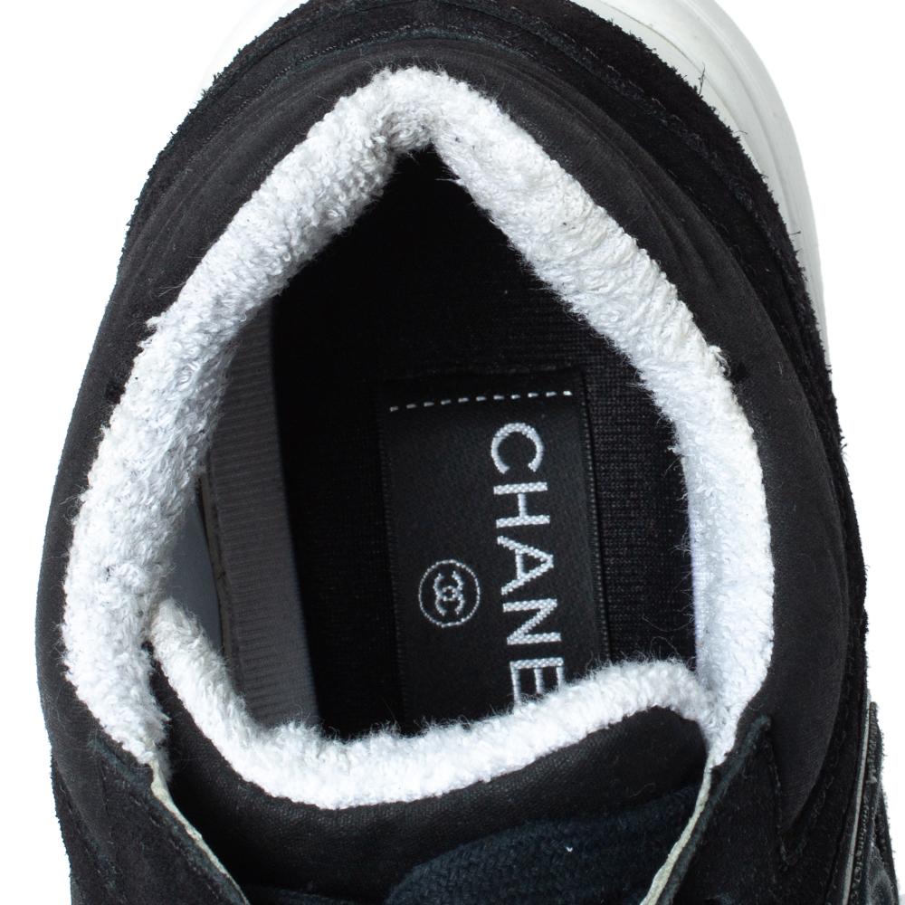 Chanel Black/White Suede and Fabric CC Sneakers Size 40 In Fair Condition In Dubai, Al Qouz 2