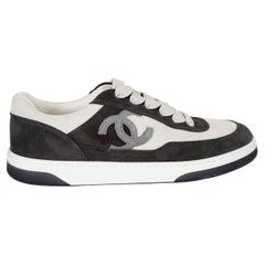 Baskets CHANEL REV LOW TOP en daim noir et blanc, taille 38,5, référence G39978