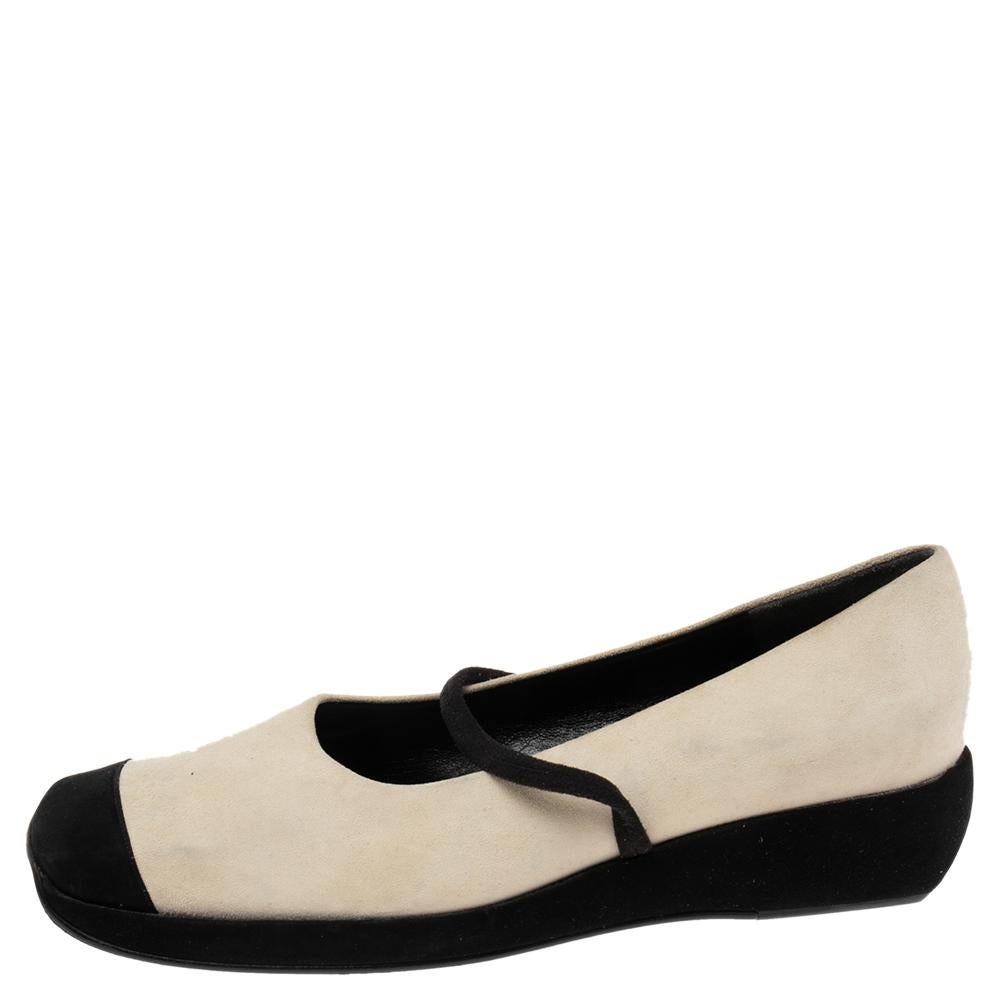 A feminine flair and a sophisticated appeal characterize these stunning Chanel ballet flats. Crafted using quality materials, they will add an opulent charm to your look and complement many looks that you would want to create.
