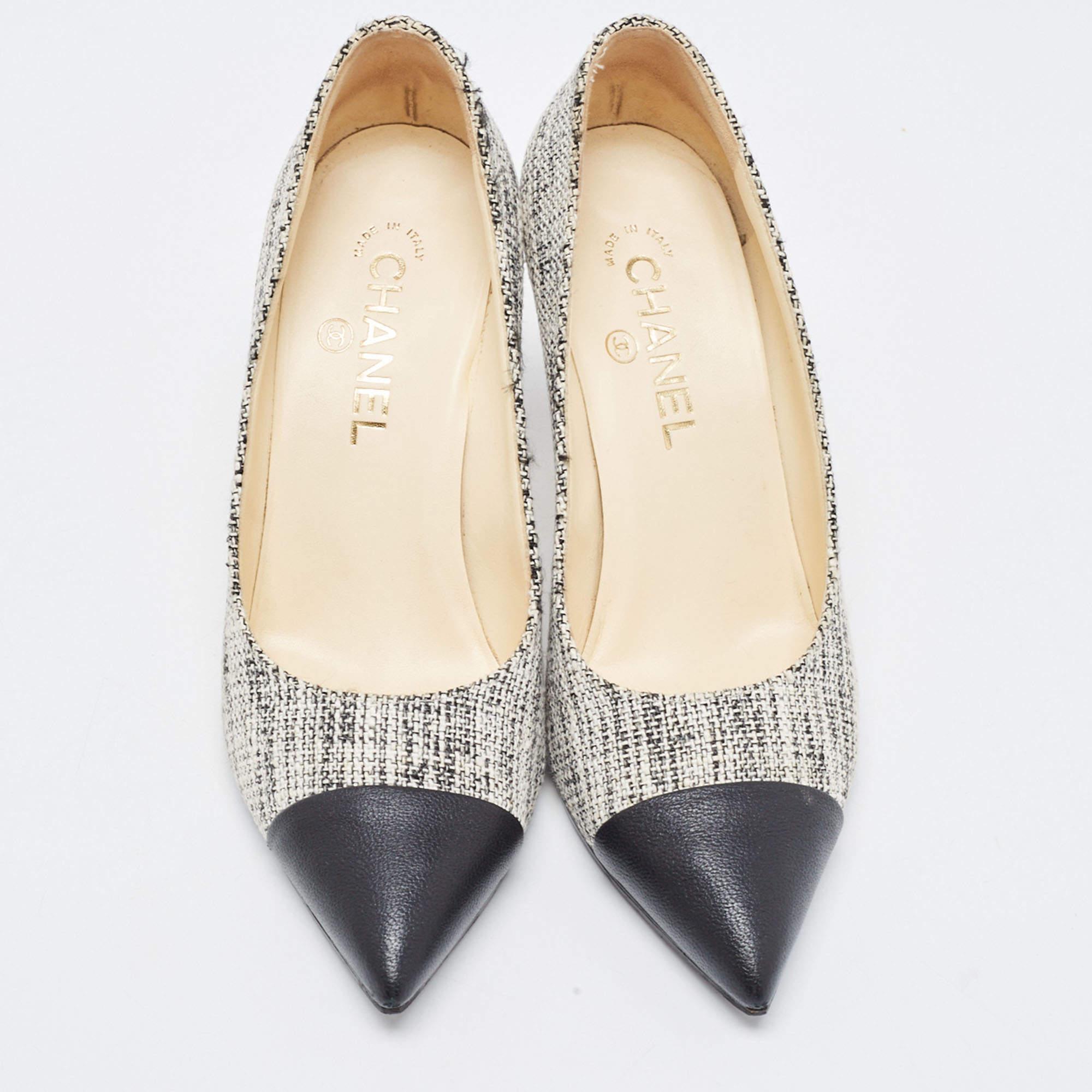 This pair of pumps made from tweed fabric is ideal to be paired with any outfit of your choice. These stylish pumps from Chanel make a perfect addition to your collection of footwear. This classy pair is designed with pointed leather cap toes and