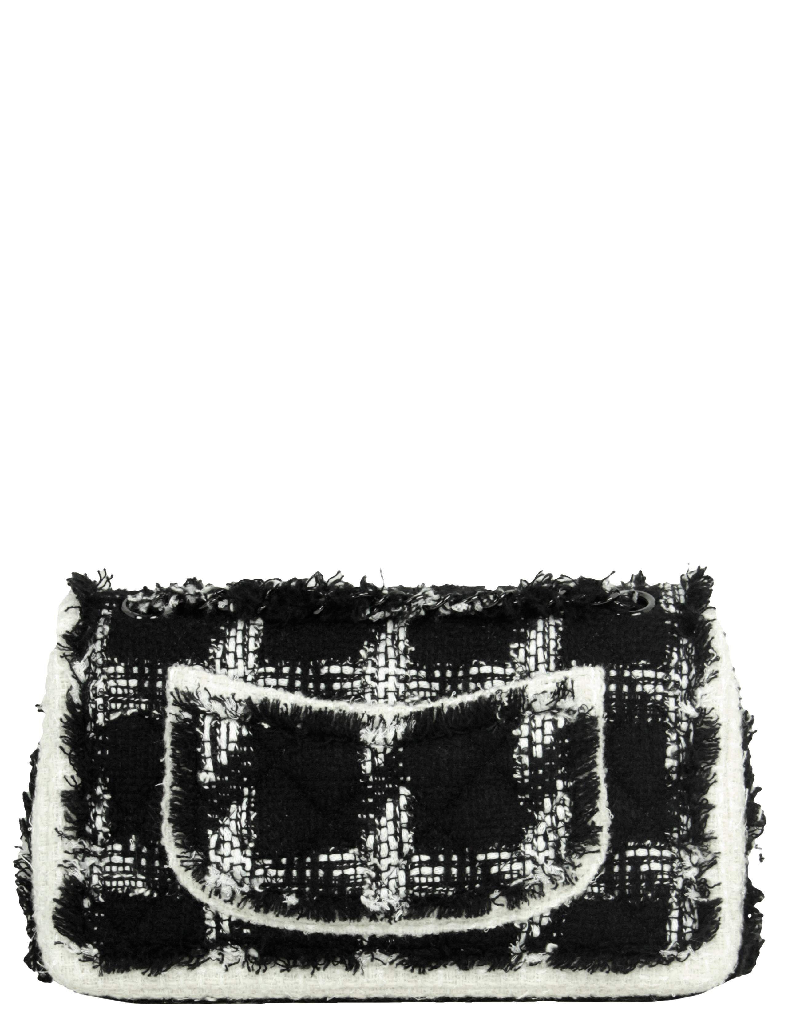 Chanel Negro/Blanco Tweed Bolso Clásico Mediano Doble Solapa rt $9, 400 en Excelente estado para la venta en New York, NY
