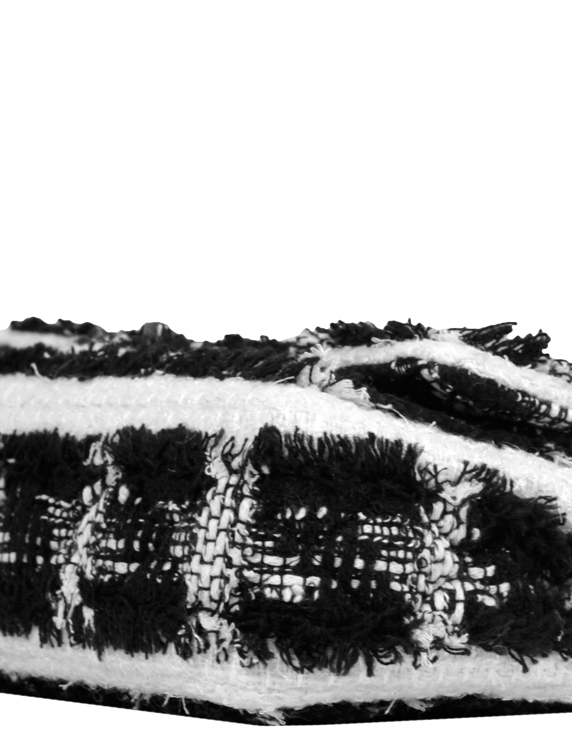 Chanel Schwarz/Weiß Tweed Medium Classic Double Flap Tasche rt $9, 400 im Angebot 1