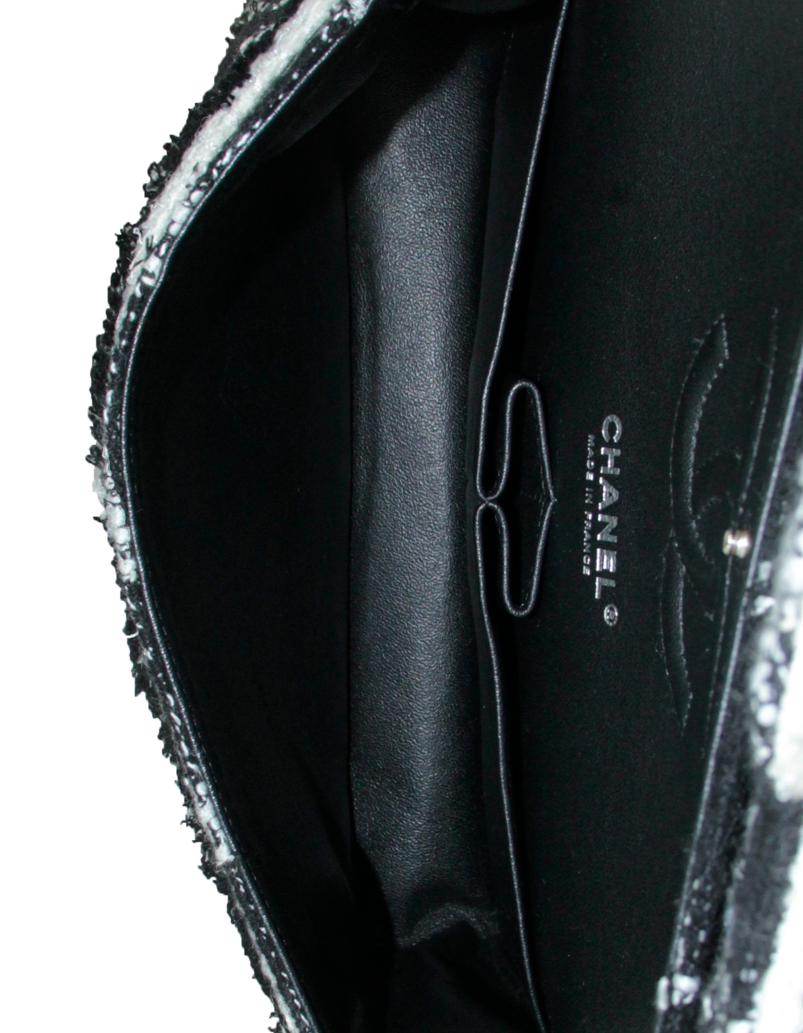 Chanel Negro/Blanco Tweed Bolso Clásico Mediano Doble Solapa rt $9, 400 en venta 2