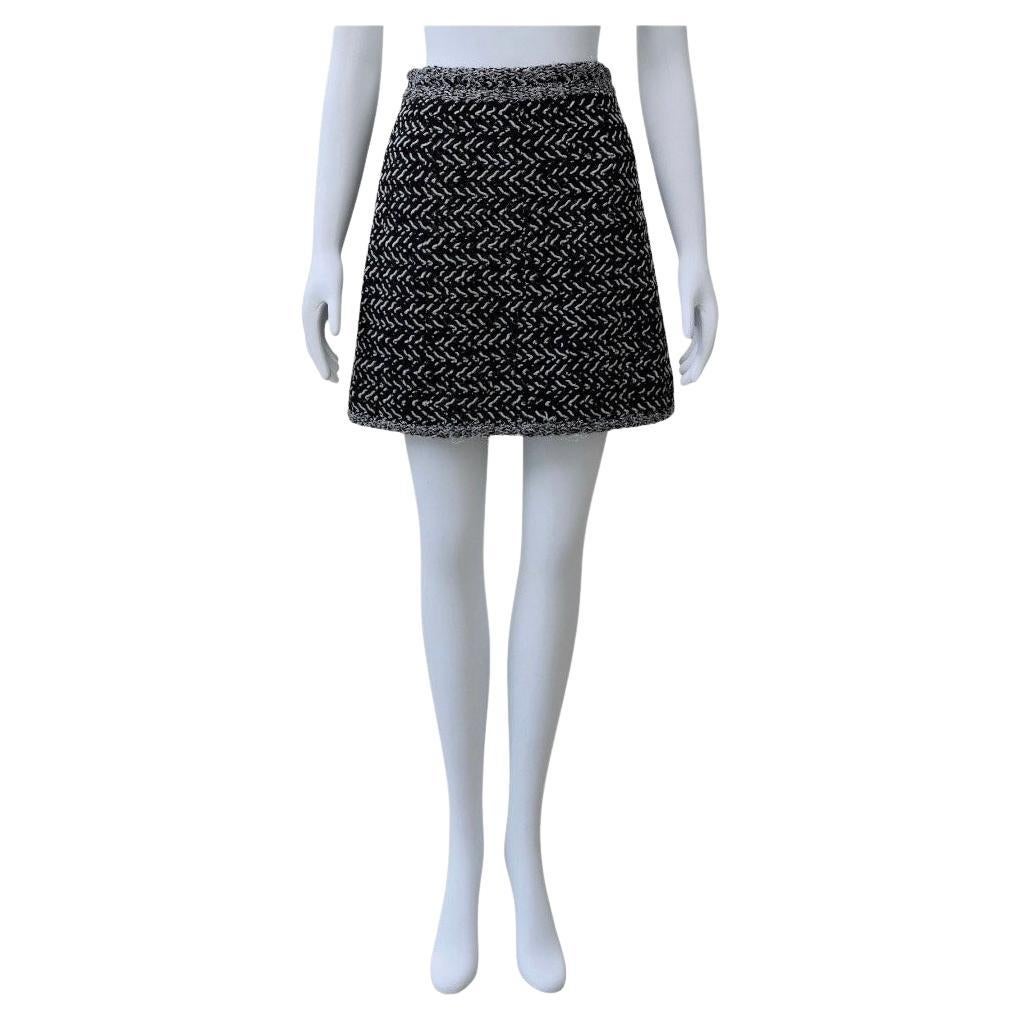 CHANEL Black & White Tweed Mini Skirt

Classic meets modern in this timeless black and white tweed mini skirt from CHANEL. Featuring the house’s signature boucle texture and intricate woven detailing, the skirt is trimmed with tonal fringe and