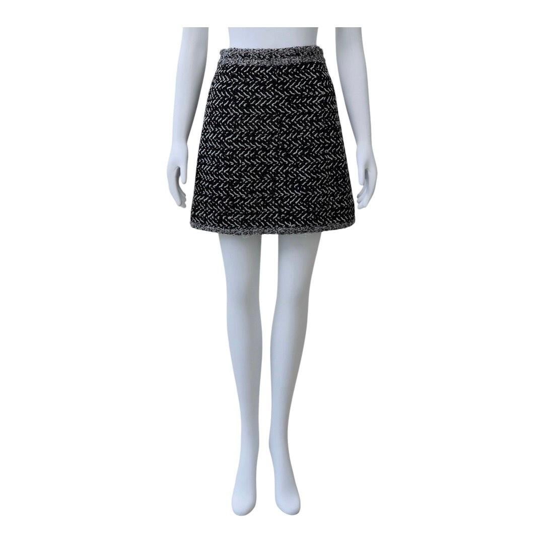 CHANEL Black & White Tweed Mini Skirt In Good Condition For Sale In Dallas, TX