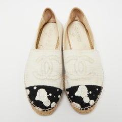 Chanel - Espadrilles plates en tweed noir/blanc à pois avec logo Cc, taille 40