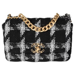 Chanel Schwarz-Weißes Tweed gesteppt Medium Chanel 19 Klappe