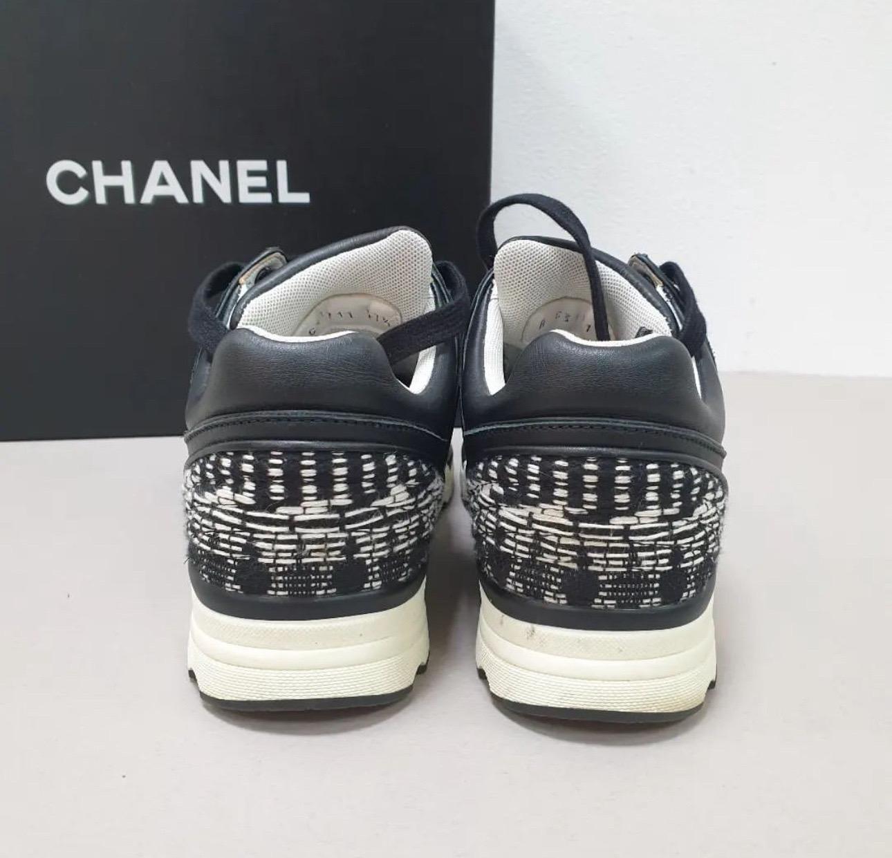 Chanel Black White Tweed Sneakers  In Good Condition In Krakow, PL
