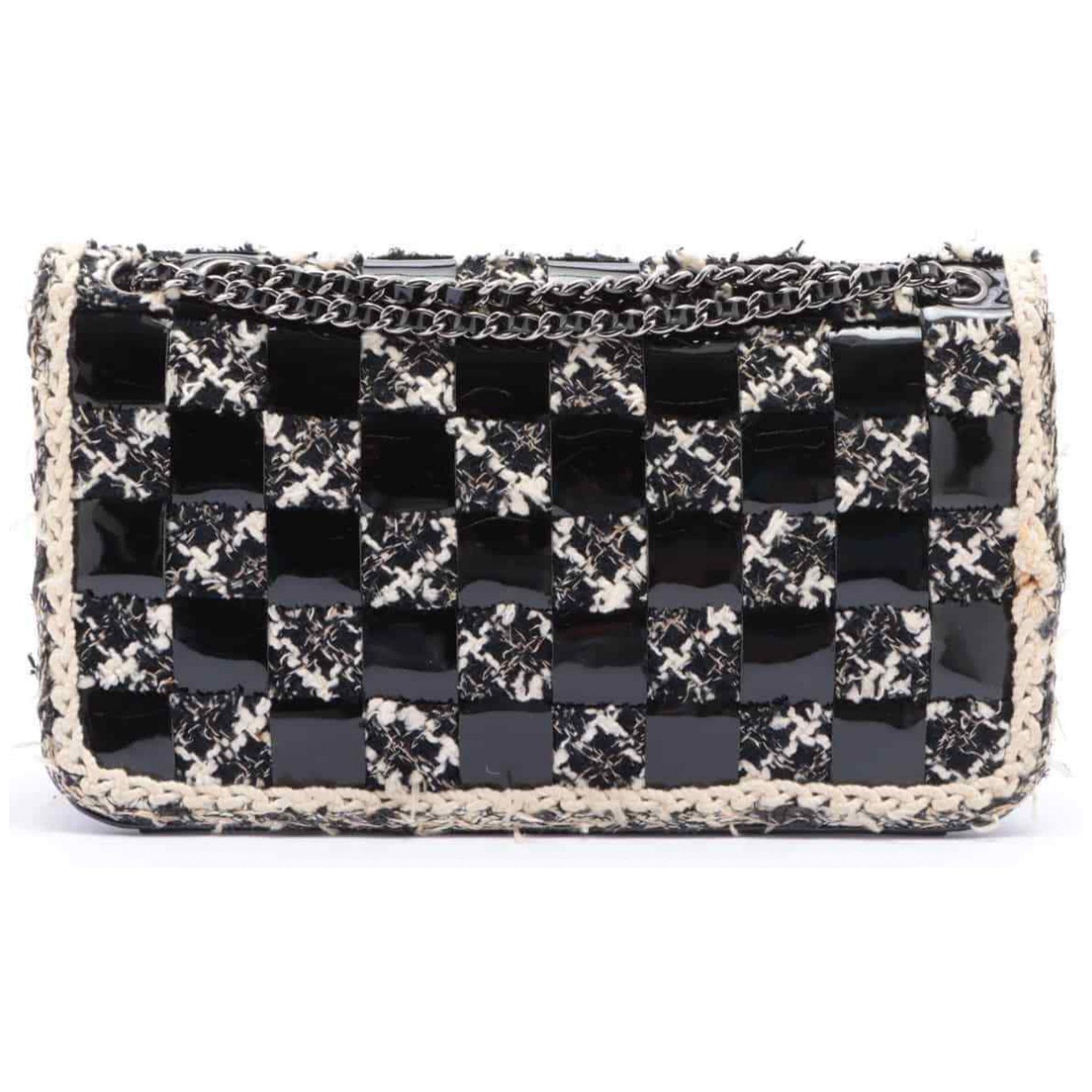 Noir Chanel - Sac à rabat classique vintage en tweed noir et blanc entrelacé en vente
