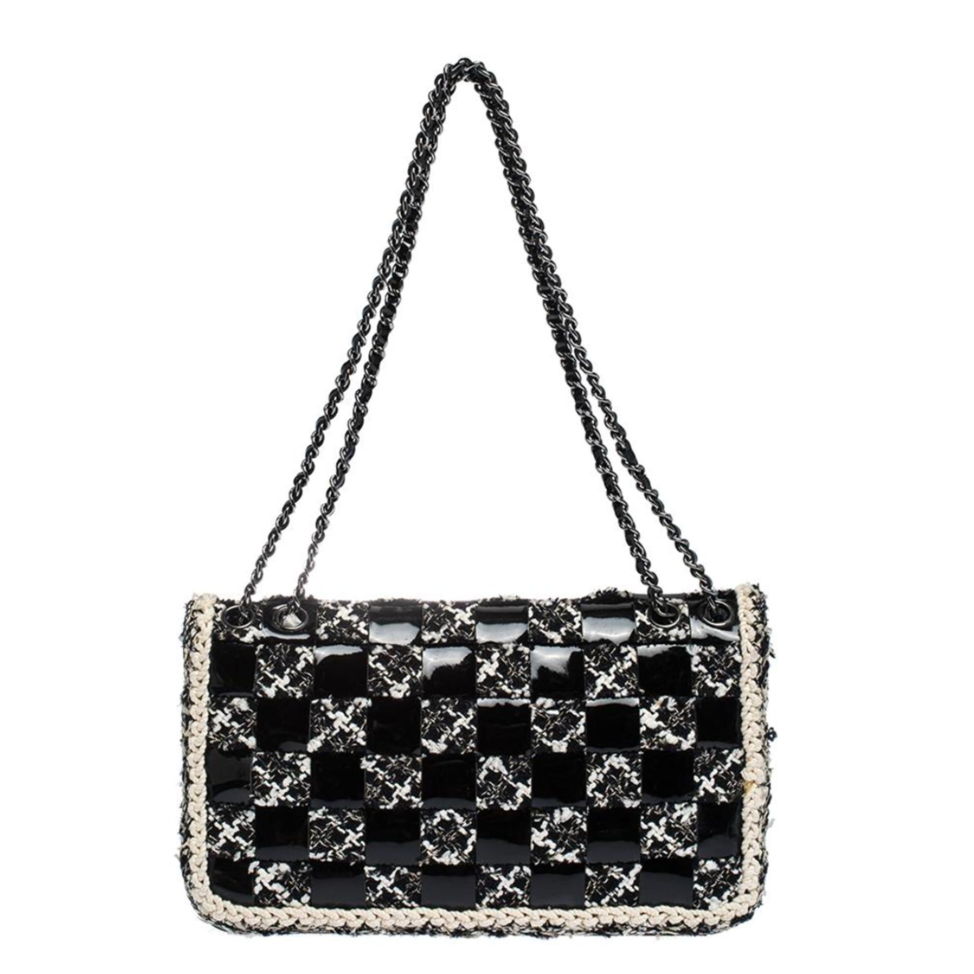 Chanel - Sac à rabat classique vintage en tweed noir et blanc entrelacé Bon état - En vente à Miami, FL
