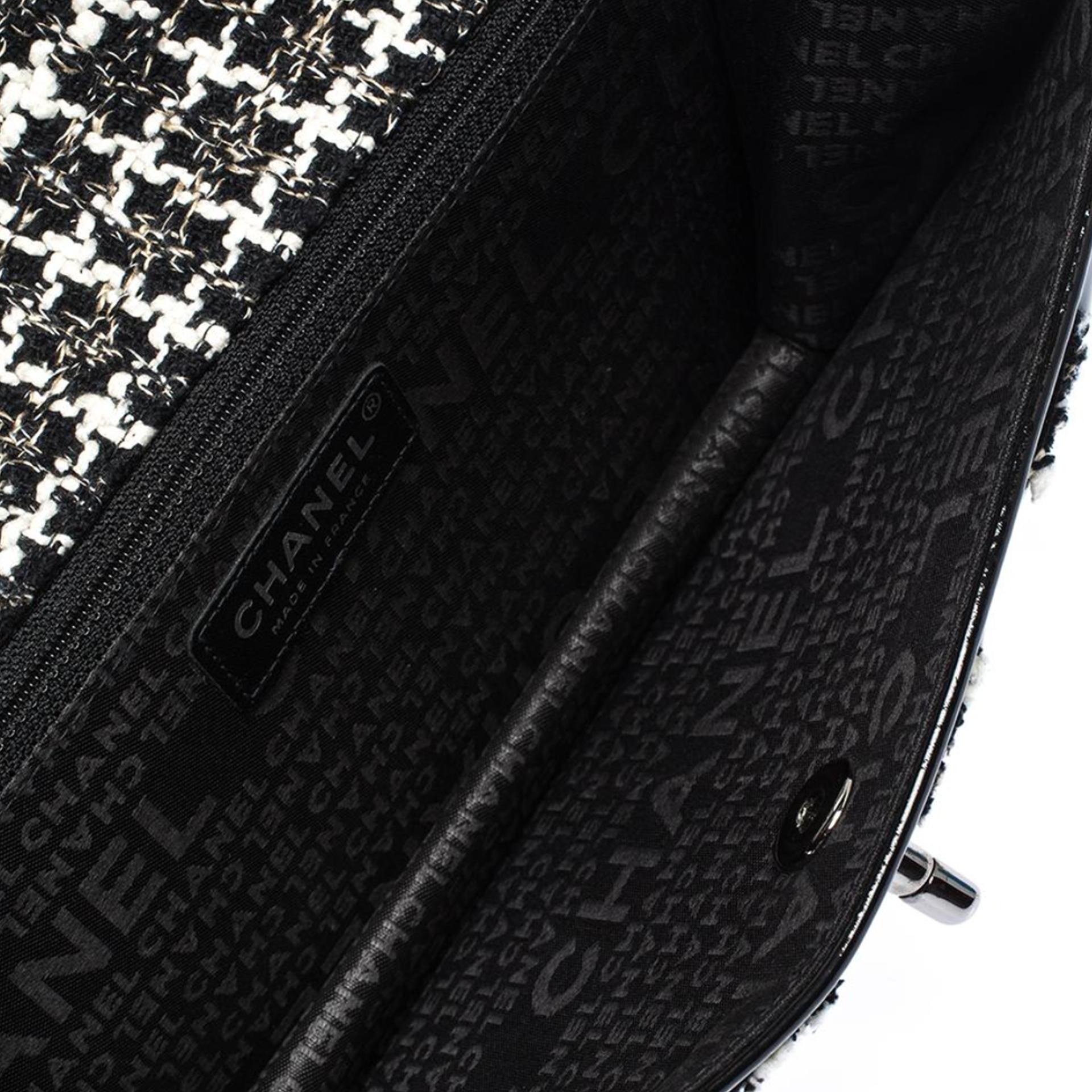 Chanel - Sac à rabat classique vintage en tweed noir et blanc entrelacé en vente 2