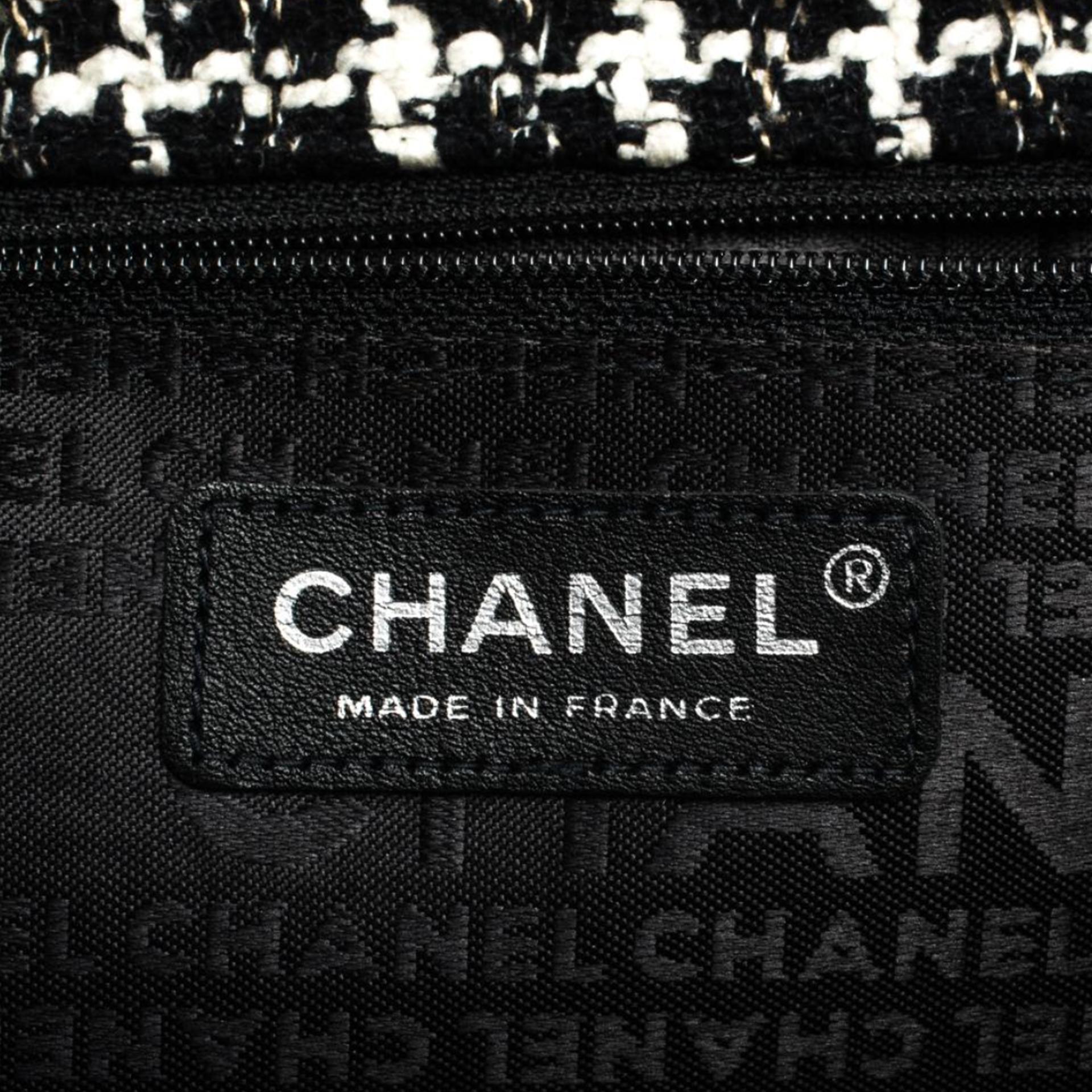 Chanel - Sac à rabat classique vintage en tweed noir et blanc entrelacé en vente 3