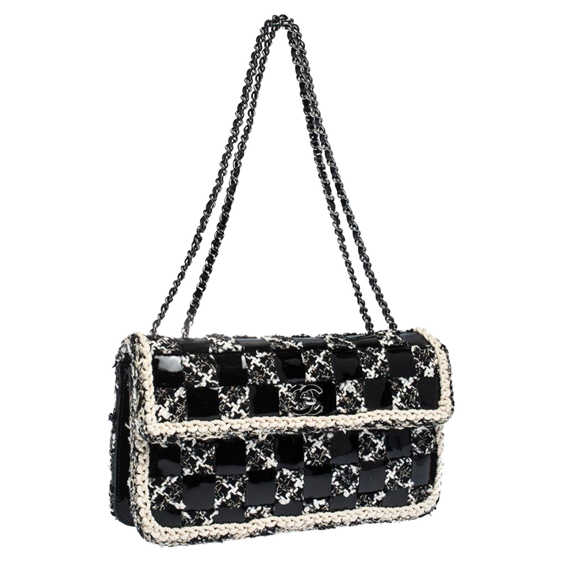Chanel Noir Blanc Tweed Vintage Interwoven Classic Flap Bag

Année : 2004-2005

Petit sac à rabat Chanel en tweed noir et crème avec ferrures en ruthénium, bandoulière convertible avec chaînette et accents en cuir verni, détails en cuir verni tissé