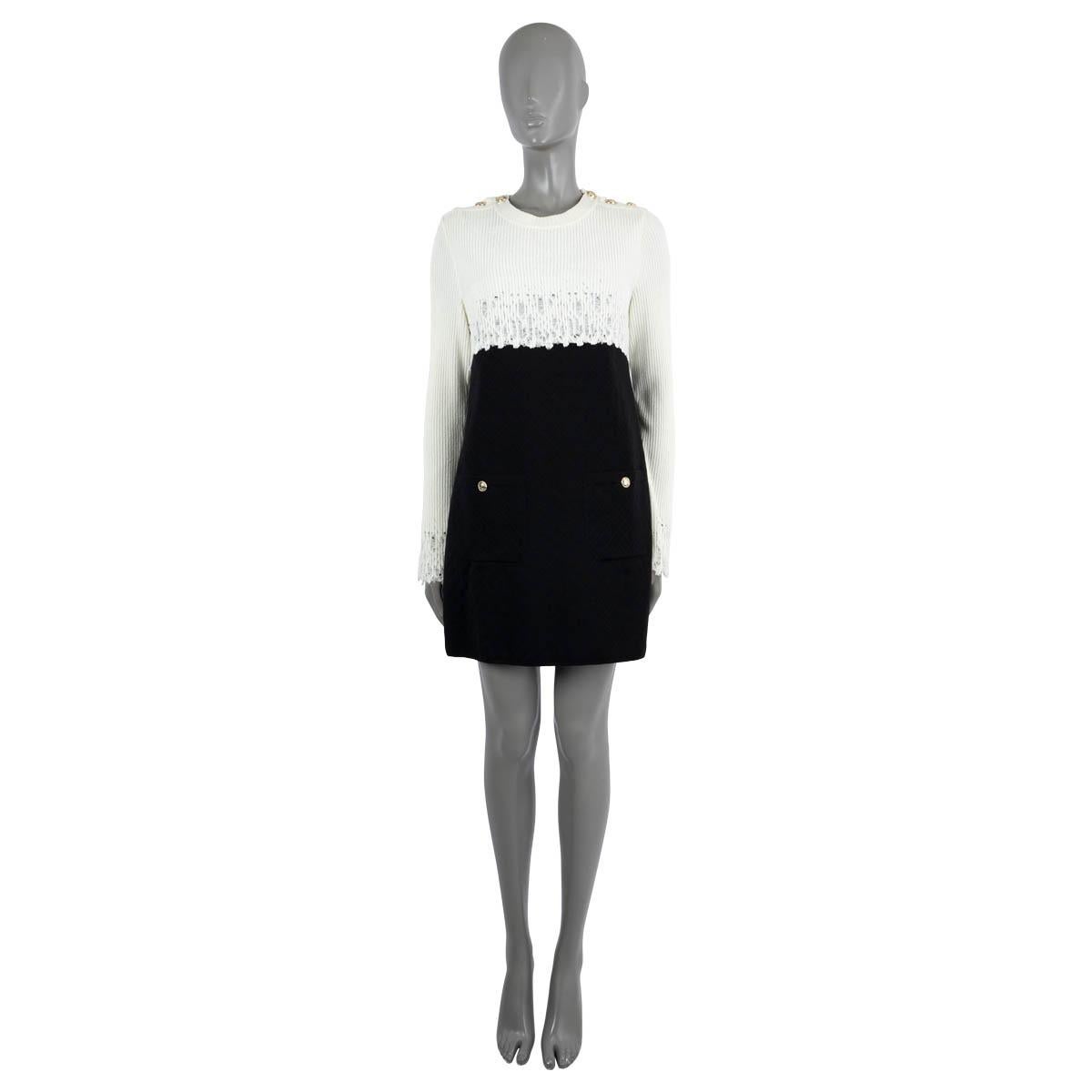 Cette robe en maille colorée 100% authentique de Chanel allie harmonieusement l'élégance décontractée aux détails emblématiques de la Maison. Le haut est réalisé en viscose (60 %) et polyamide (40 %) ivoire tricoté en côtes pour une coupe élégante