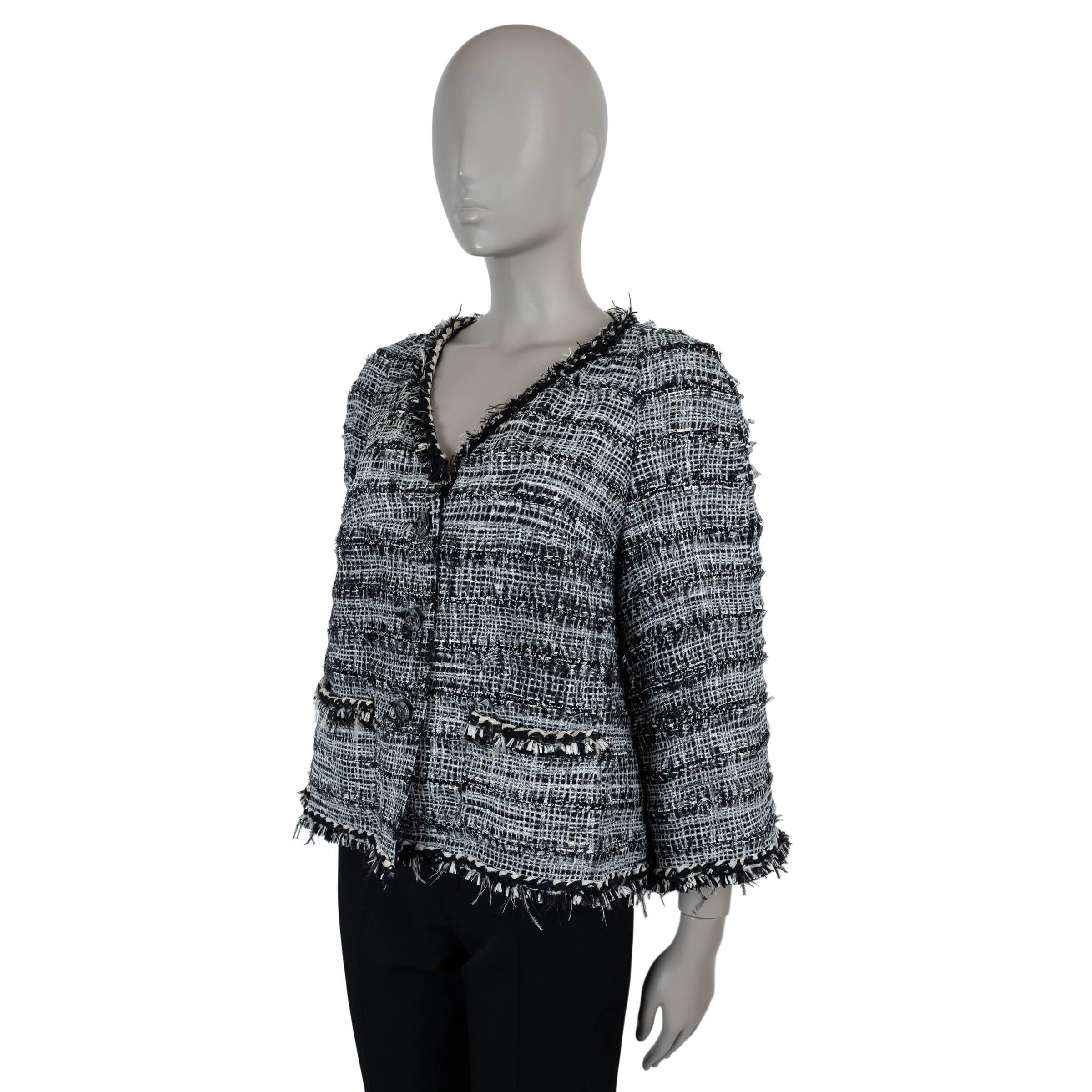 Questa giacca Chanel in tweed stampato bianco e nero, autentica al 100%, è un mix sofisticato di texture e dettagli. Realizzato in un lussuoso mix di viscosa (45%), cotone (25%), nylon (23%) e lana (7%), presenta finiture a treccia e frange che ne
